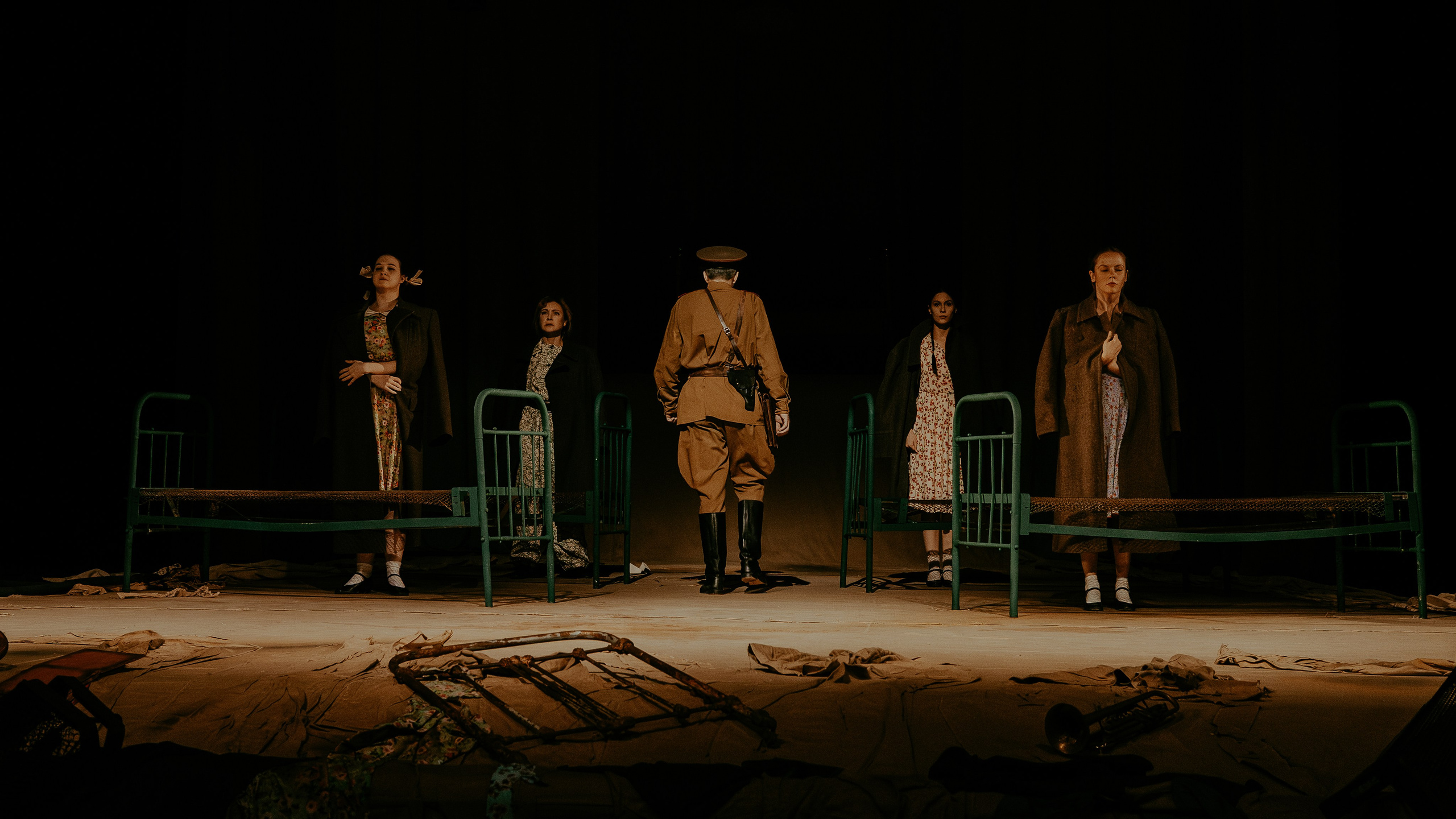 Театр Юного Зрителя " Не покидай меня». Фотограф Марк Файзулин