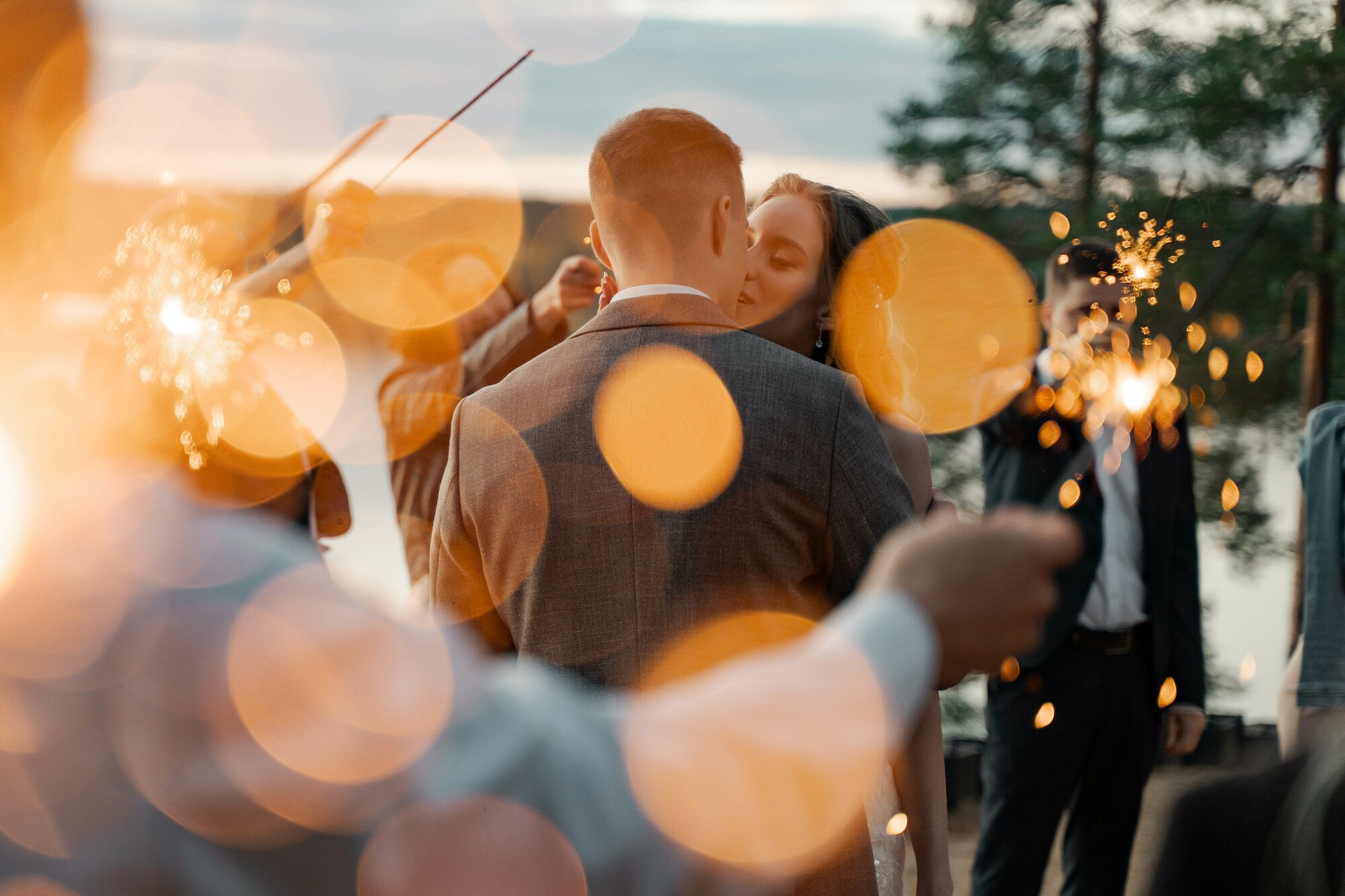 Свадьба в Лесной Рапсодии на берегу озера. Свадебный фотограф в Санкт-Петербурге и Москве Андрей Нестеров