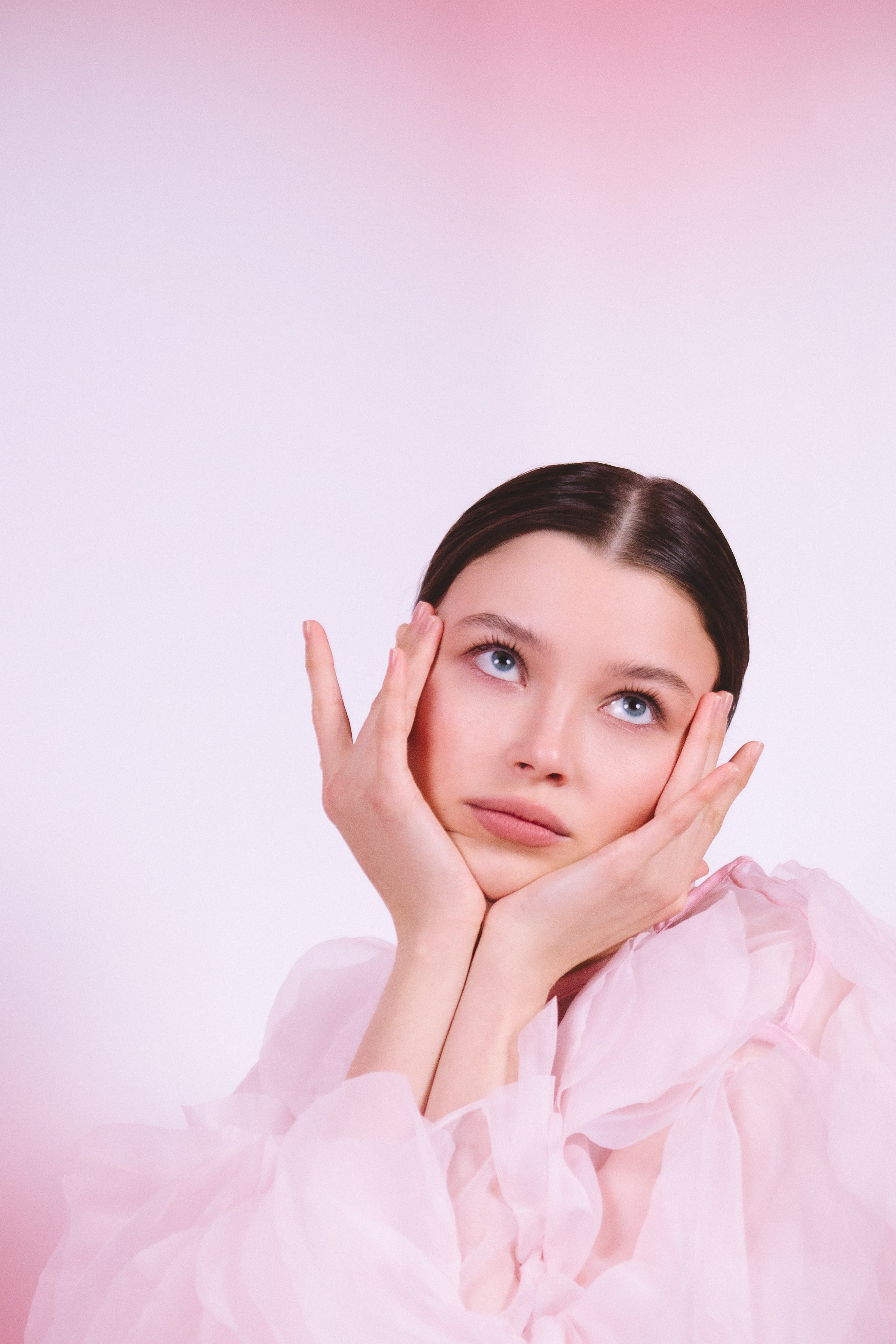 Регина. Фотосессия на розовом фоне. Фотограф в Москве Ольга Сатони