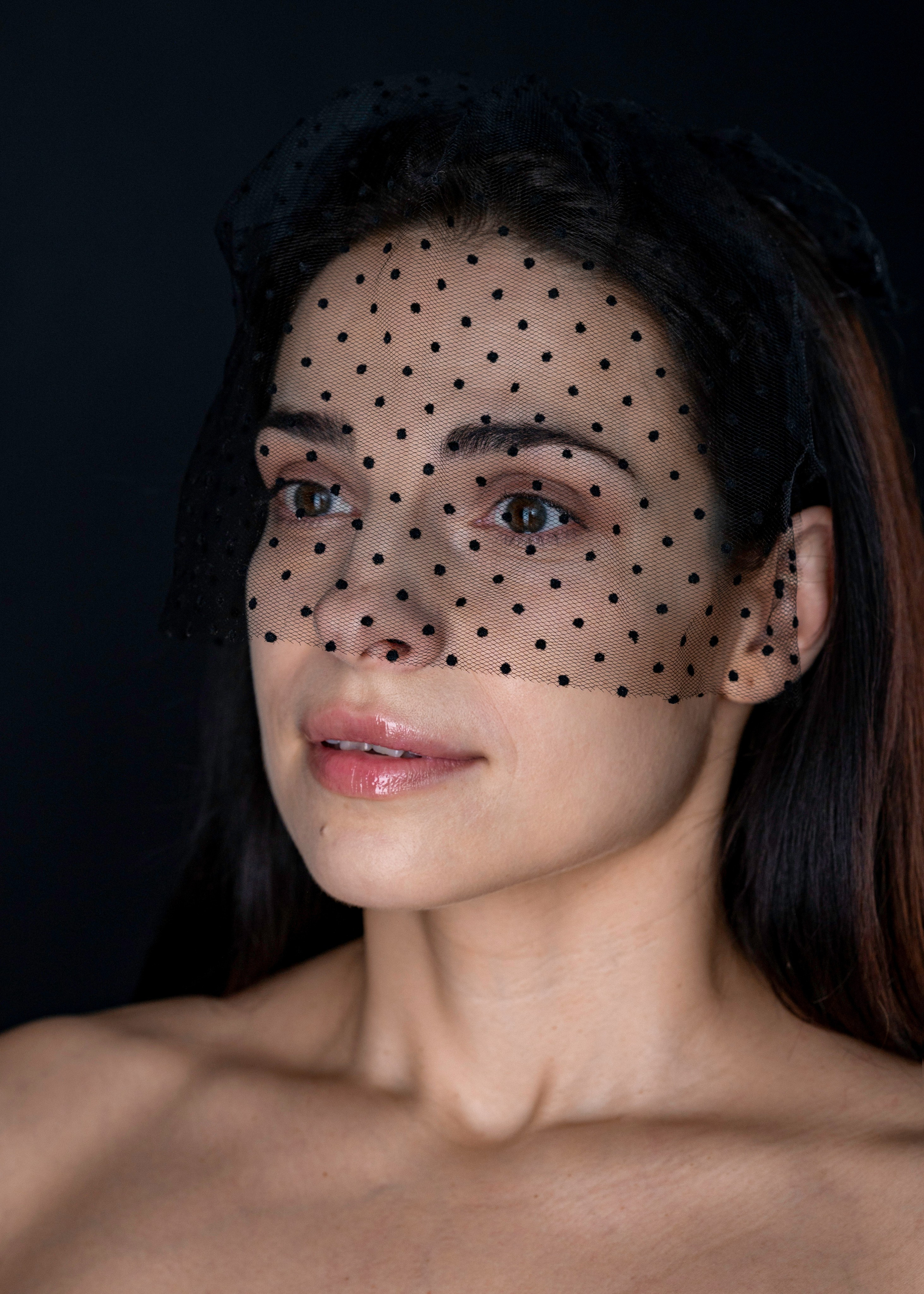 Фотосессия девушки в чёрном в студии