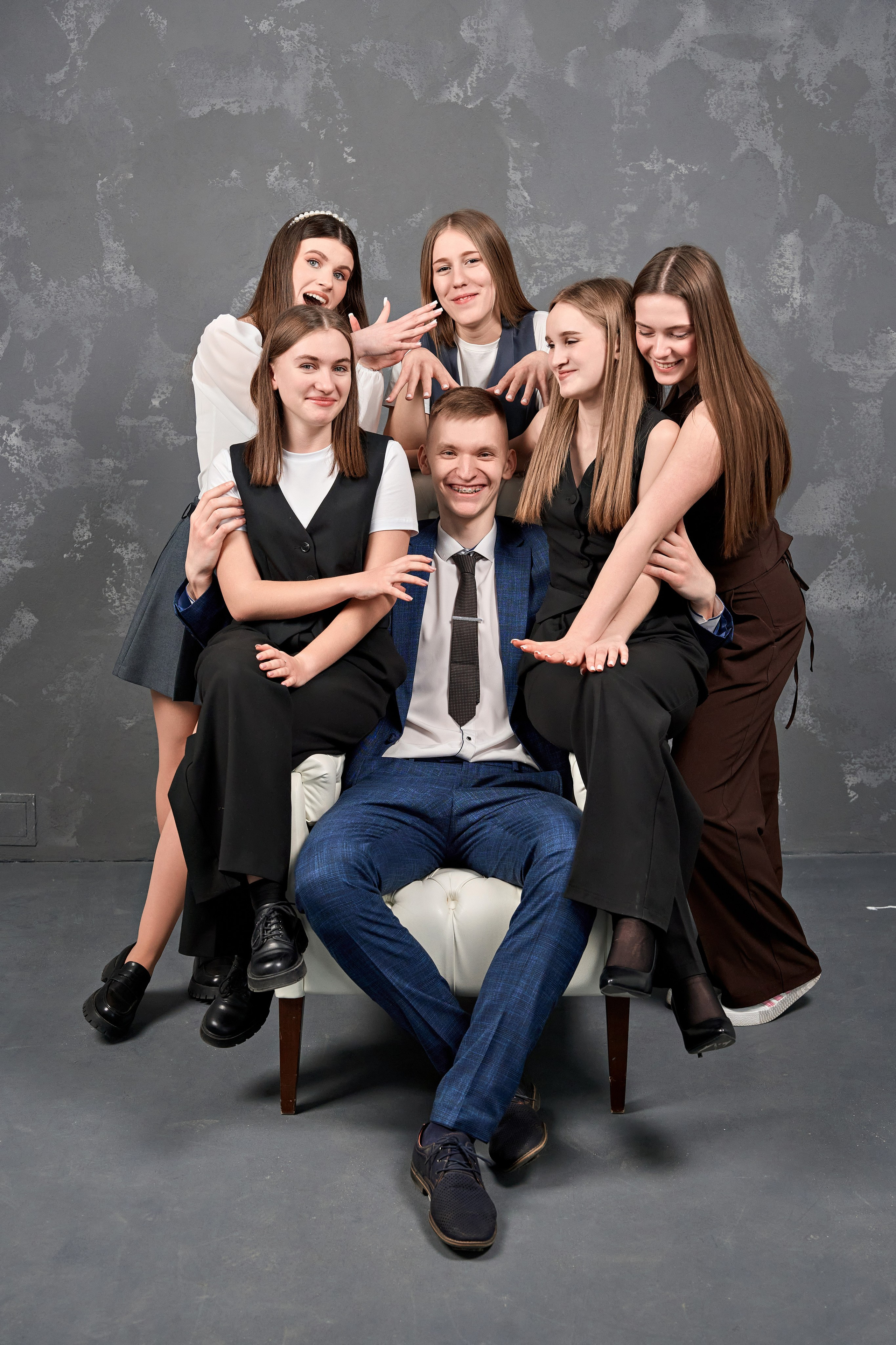 Выпускные альбомы для 9-11 классов. Фотосъёмка в студии. Калуга. Фотограф Меняйло Евгений. Свадьба. Портрет. Репортаж. Семья. Контент