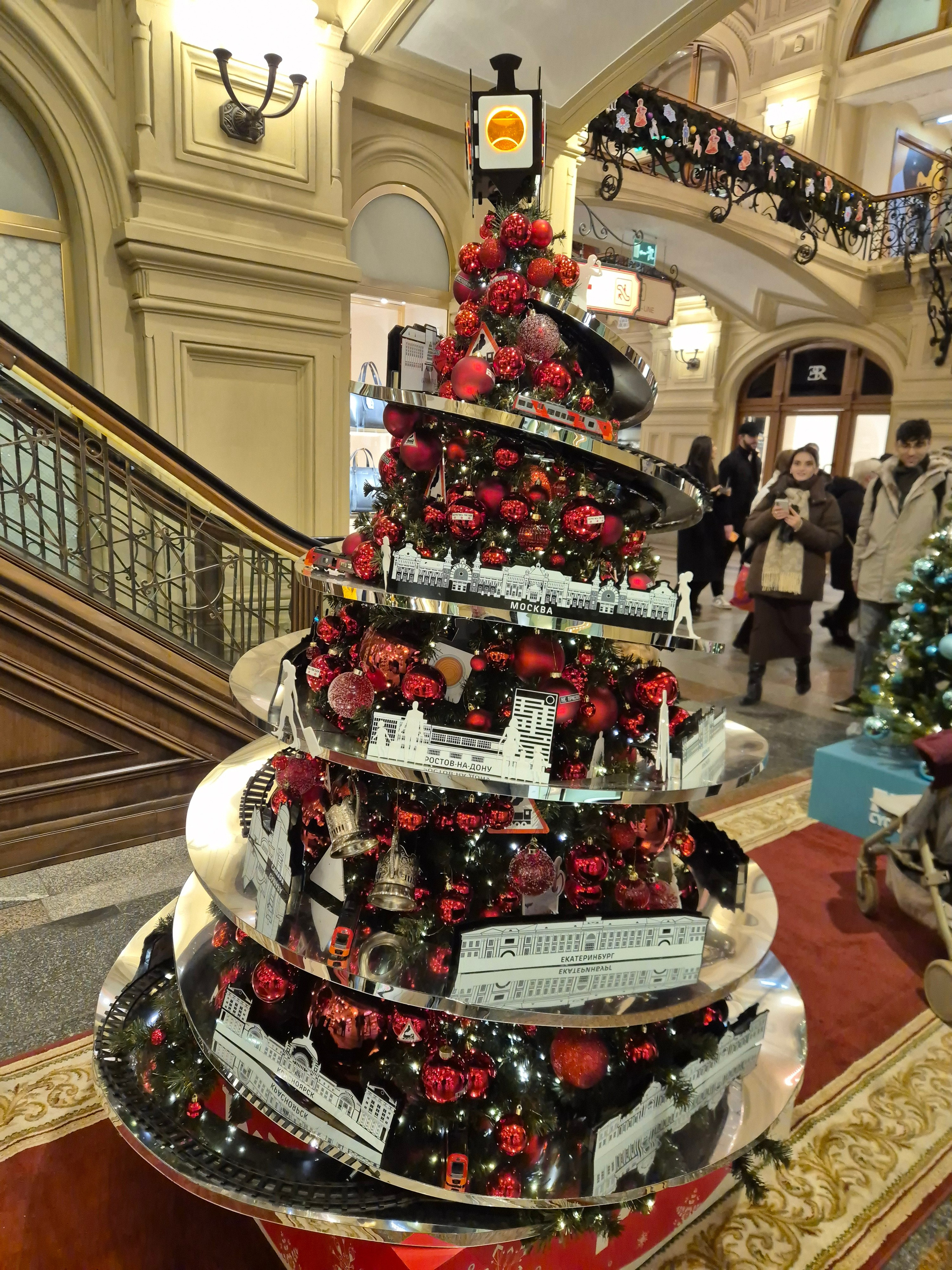 В ГУМе - парад елок