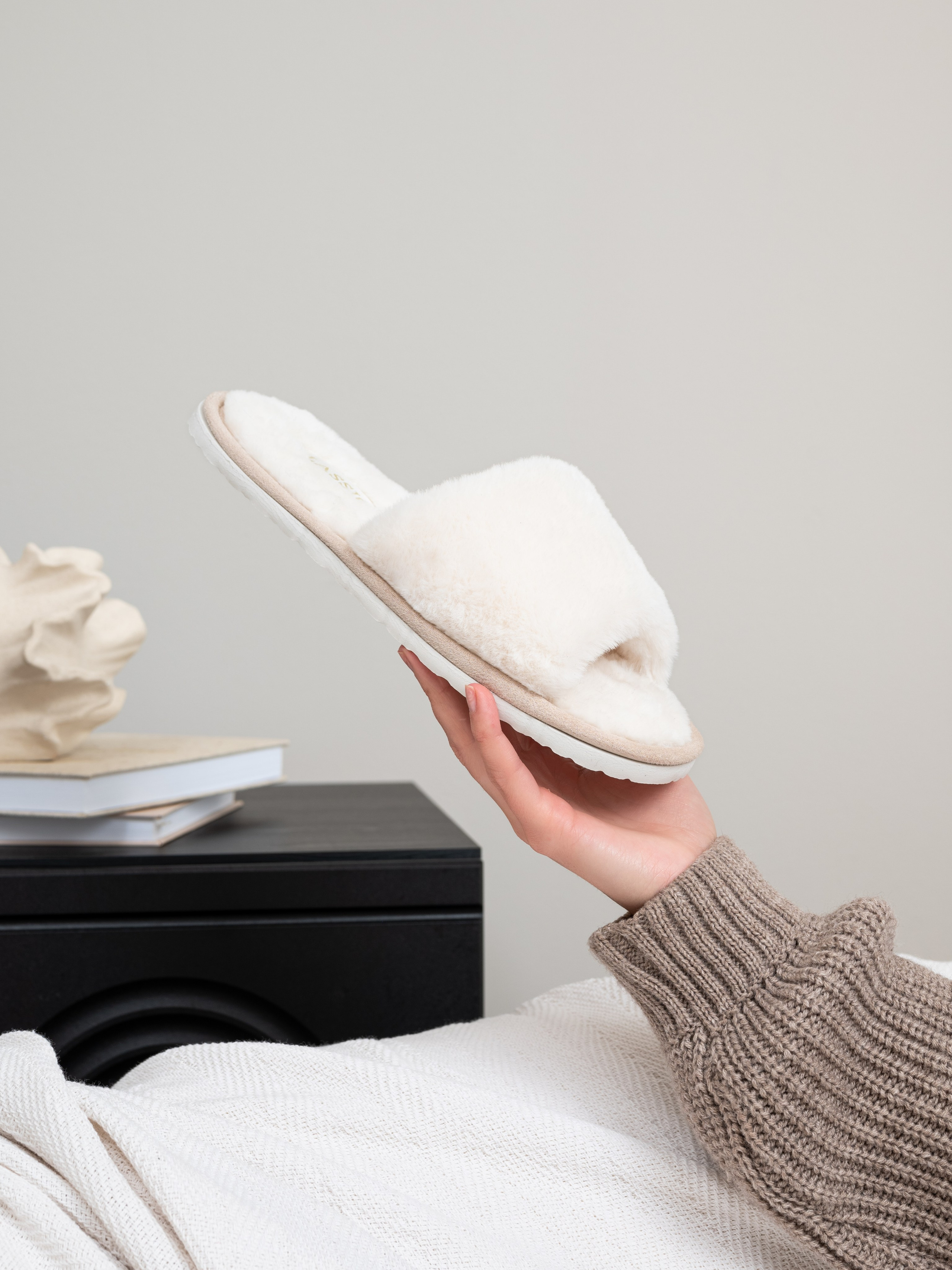 Мягкие тапочки. Предметный фотограф, фото для маркетплейсов Пятигорск, КМВ