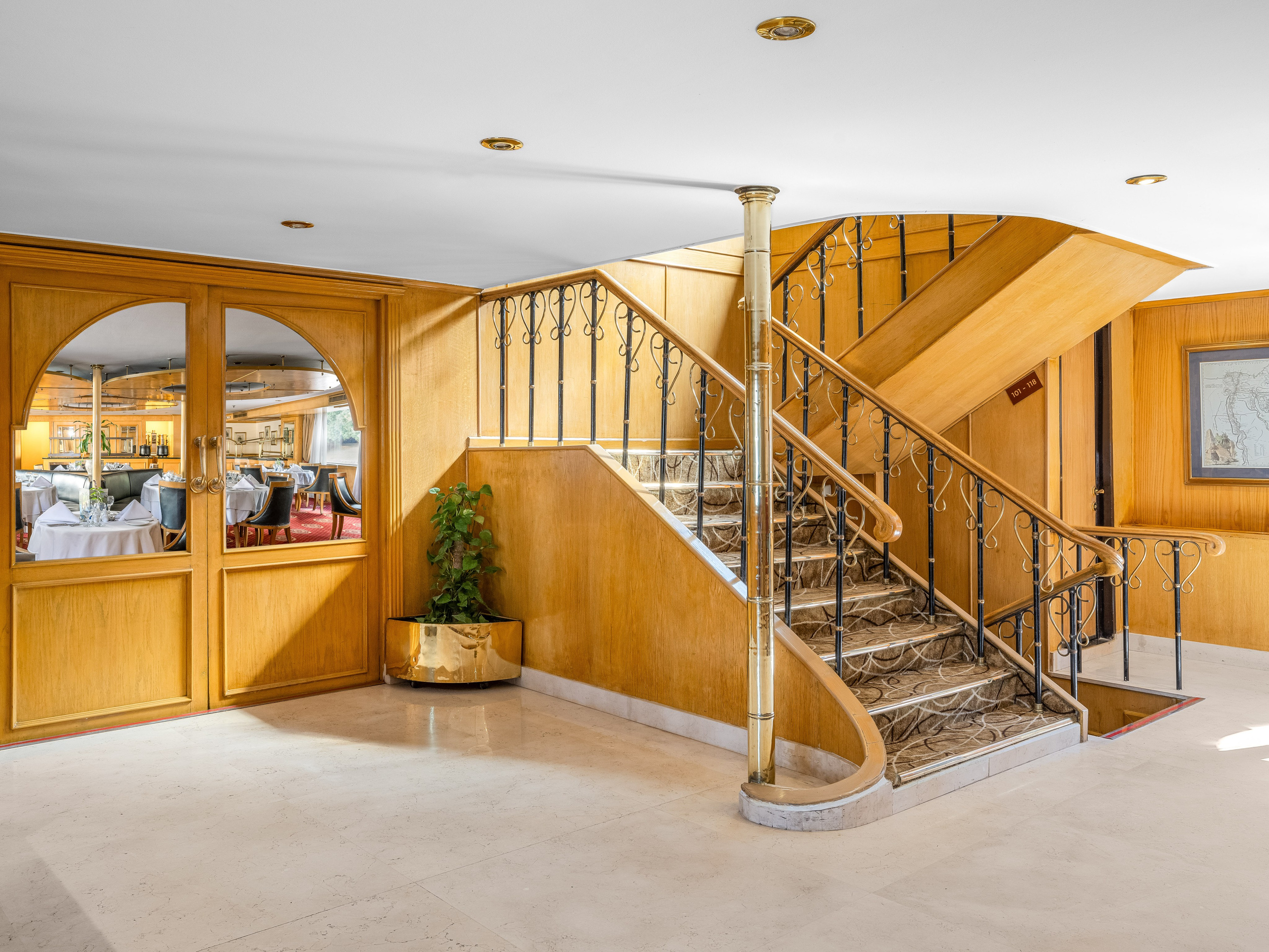 Теплоход Jaz Al Qassida Luxor. Вячеслав Лазарев фотографирую интерьеры