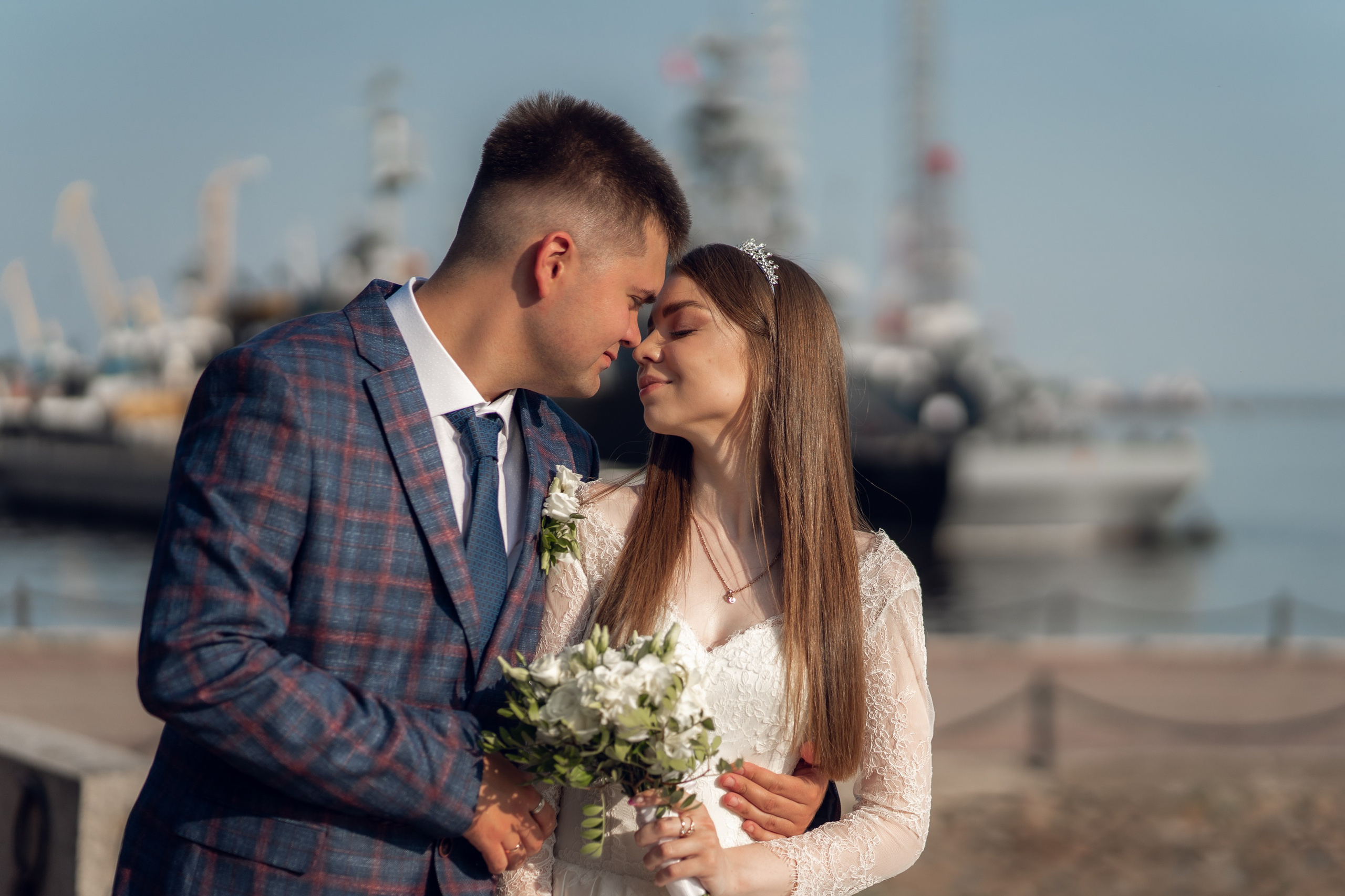 Красивые места для свадебной фотосессии летом в Санкт-Петербурге. Свадебный фотограф Александр Невский в Санкт-Петербурге