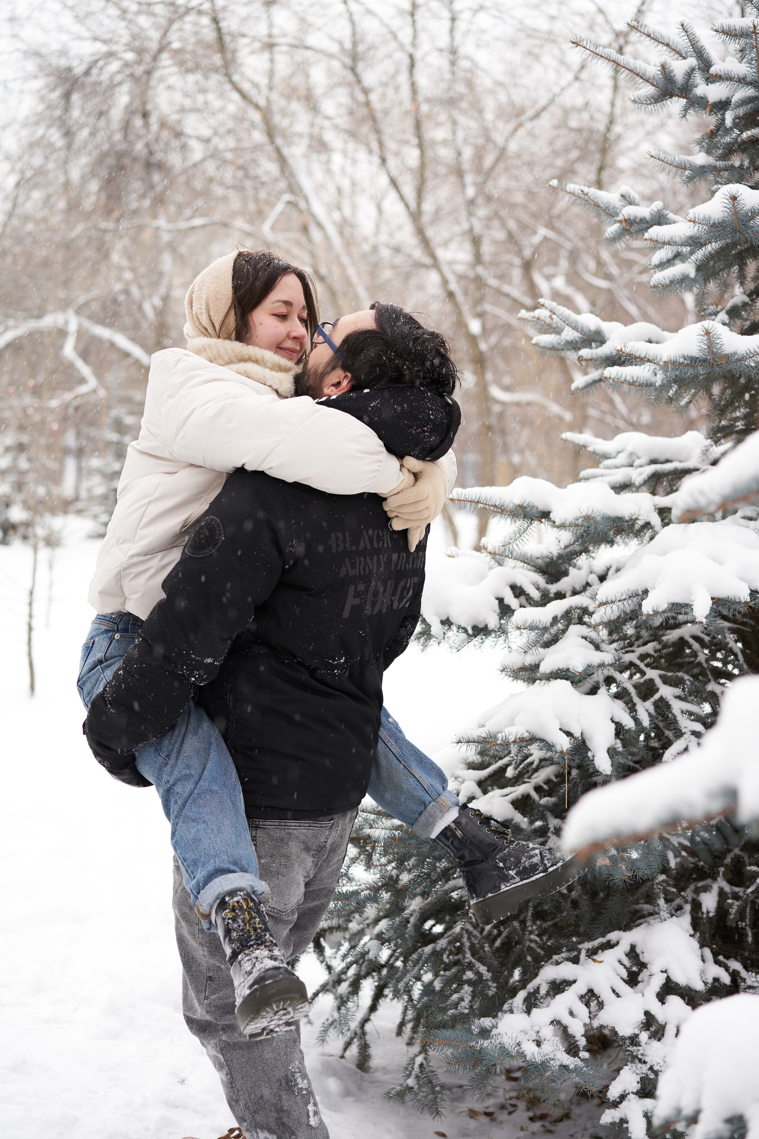 Зимняя фотосессия влюбленных в парке. Фотограф Екатеринбург Кокшарова Александра