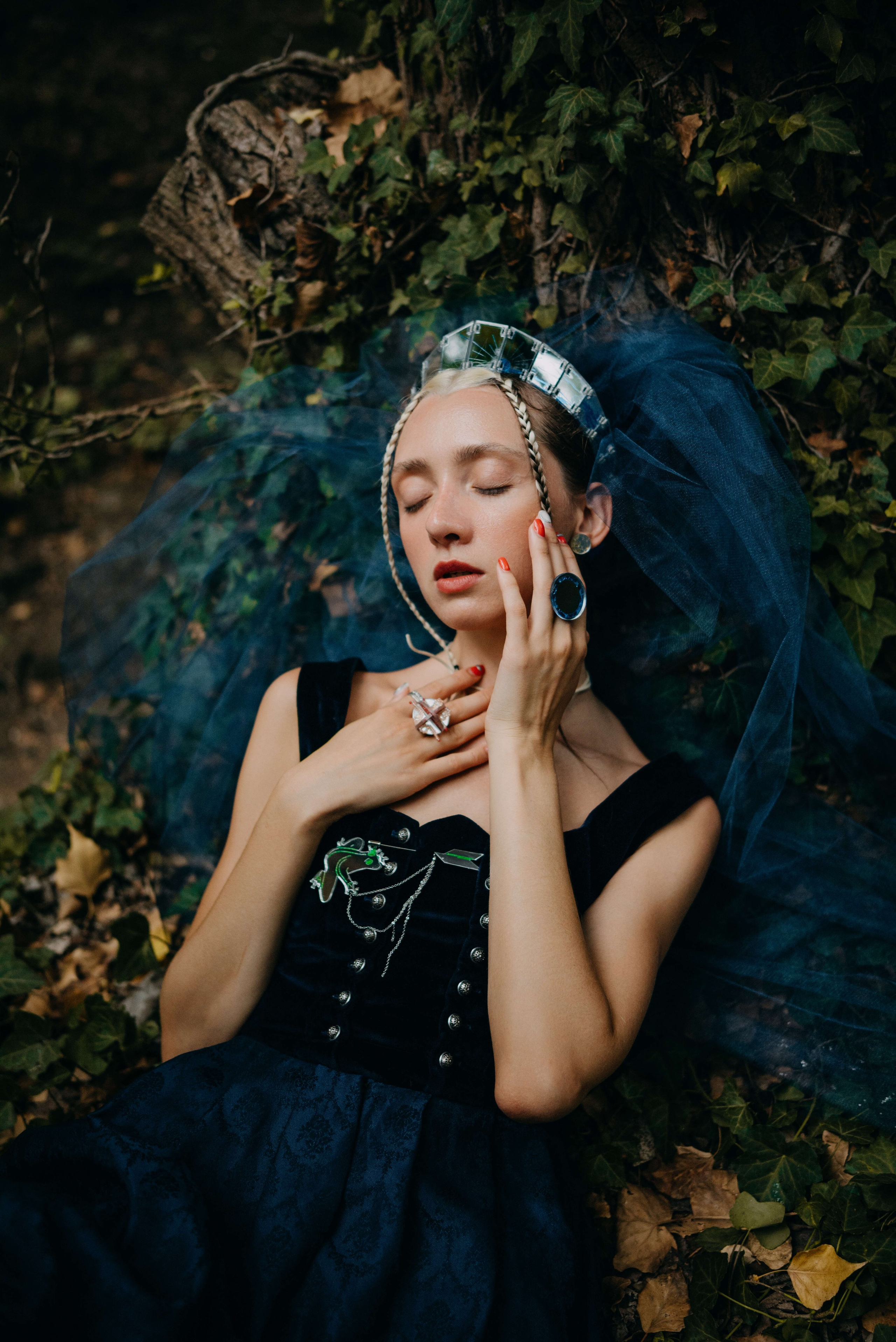Съемка для бренда славянских украшений в лесу. Портретный и свадебный фотограф в Тбилиси • xeniqo