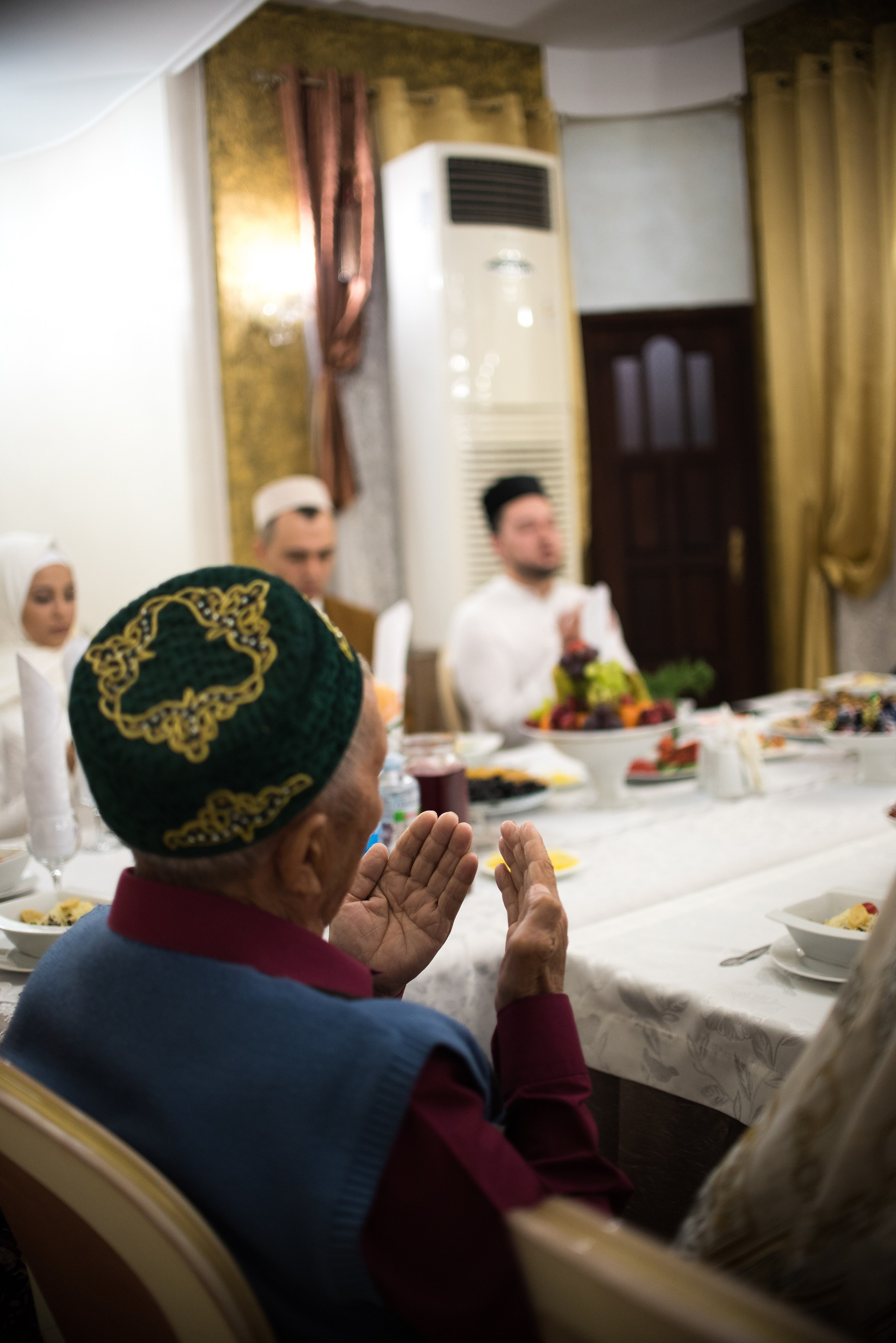 Дедушка делает дуа на никахе