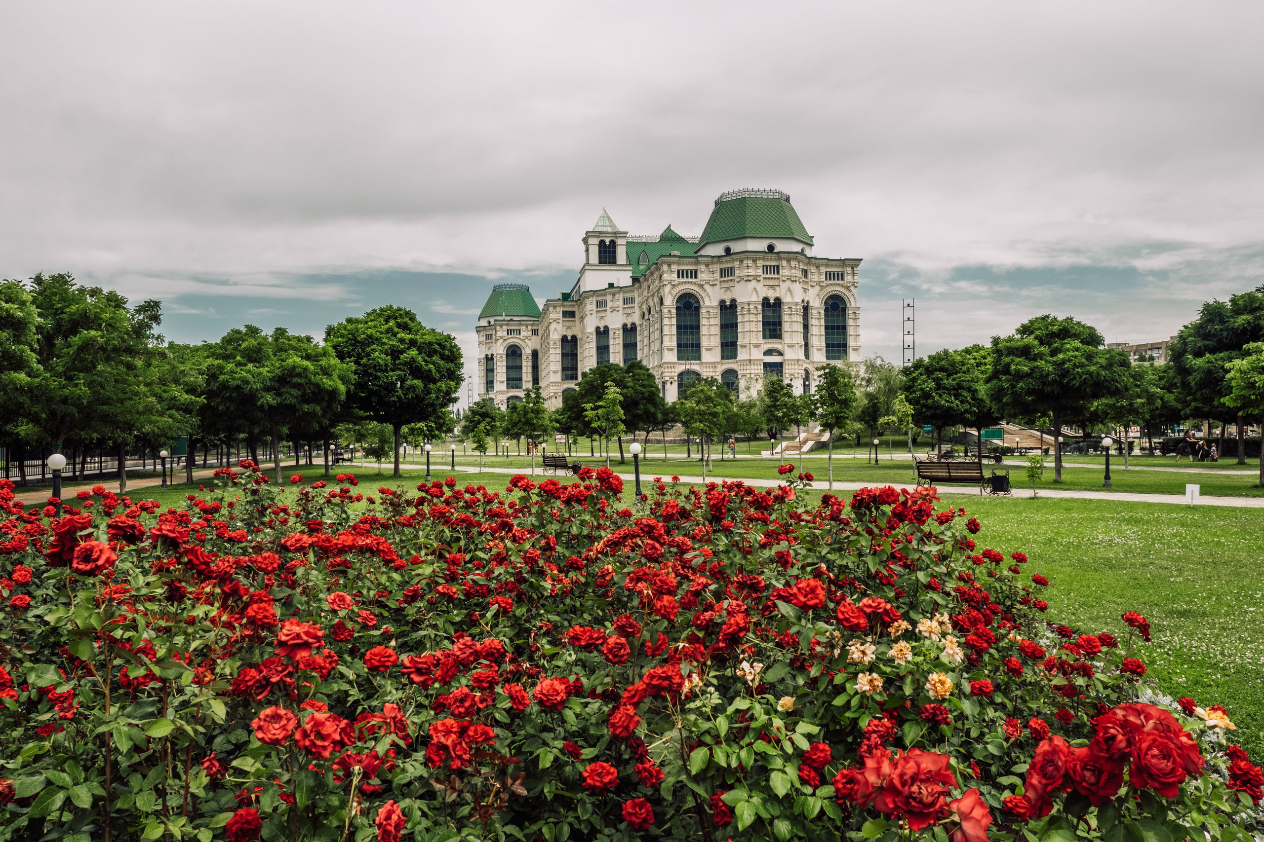 Театральный парк перед дождем. Фотограф Анатолий Деникин