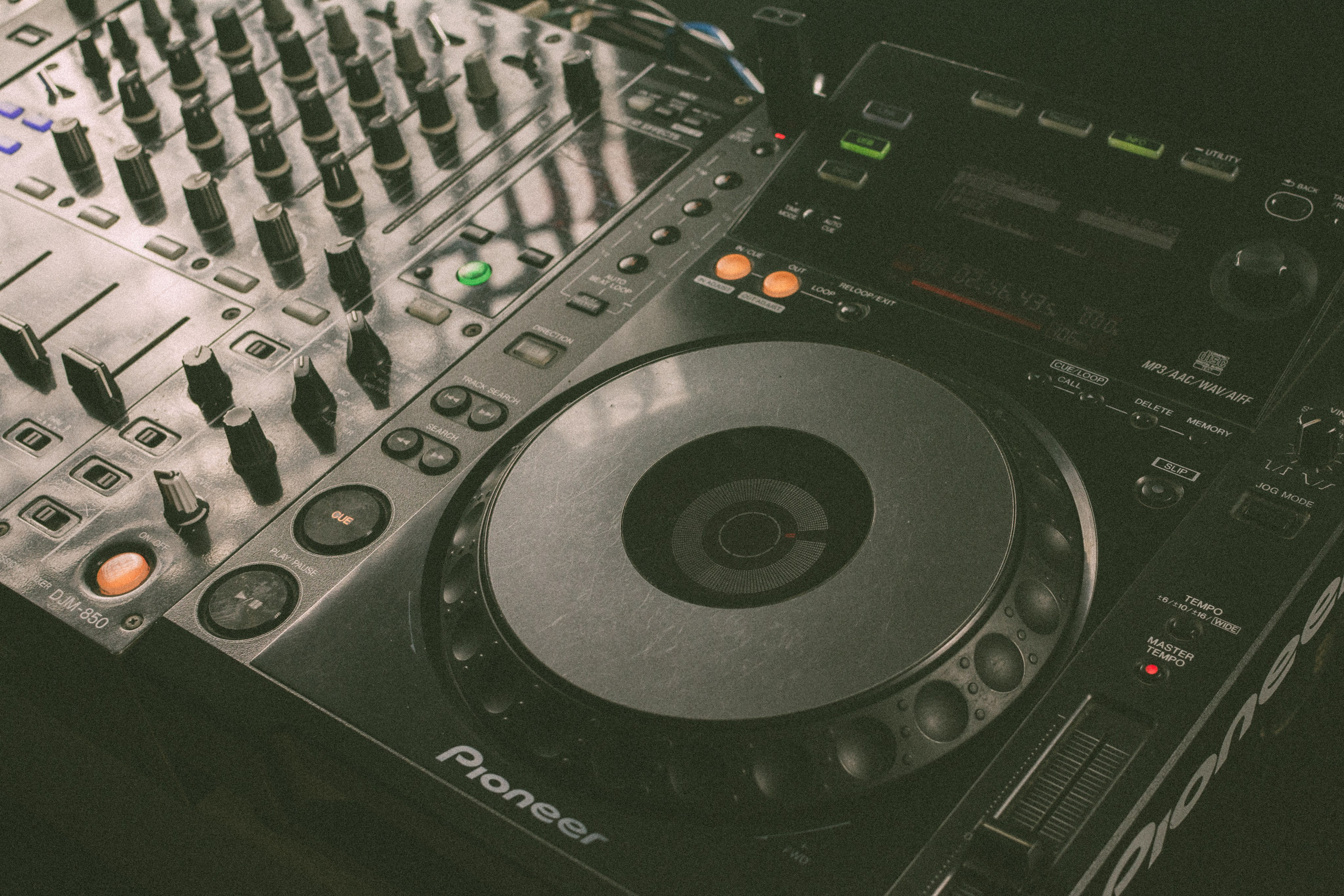 Студия диджеинга «Янтарь». Уголок фототворчества Никиты Усачева