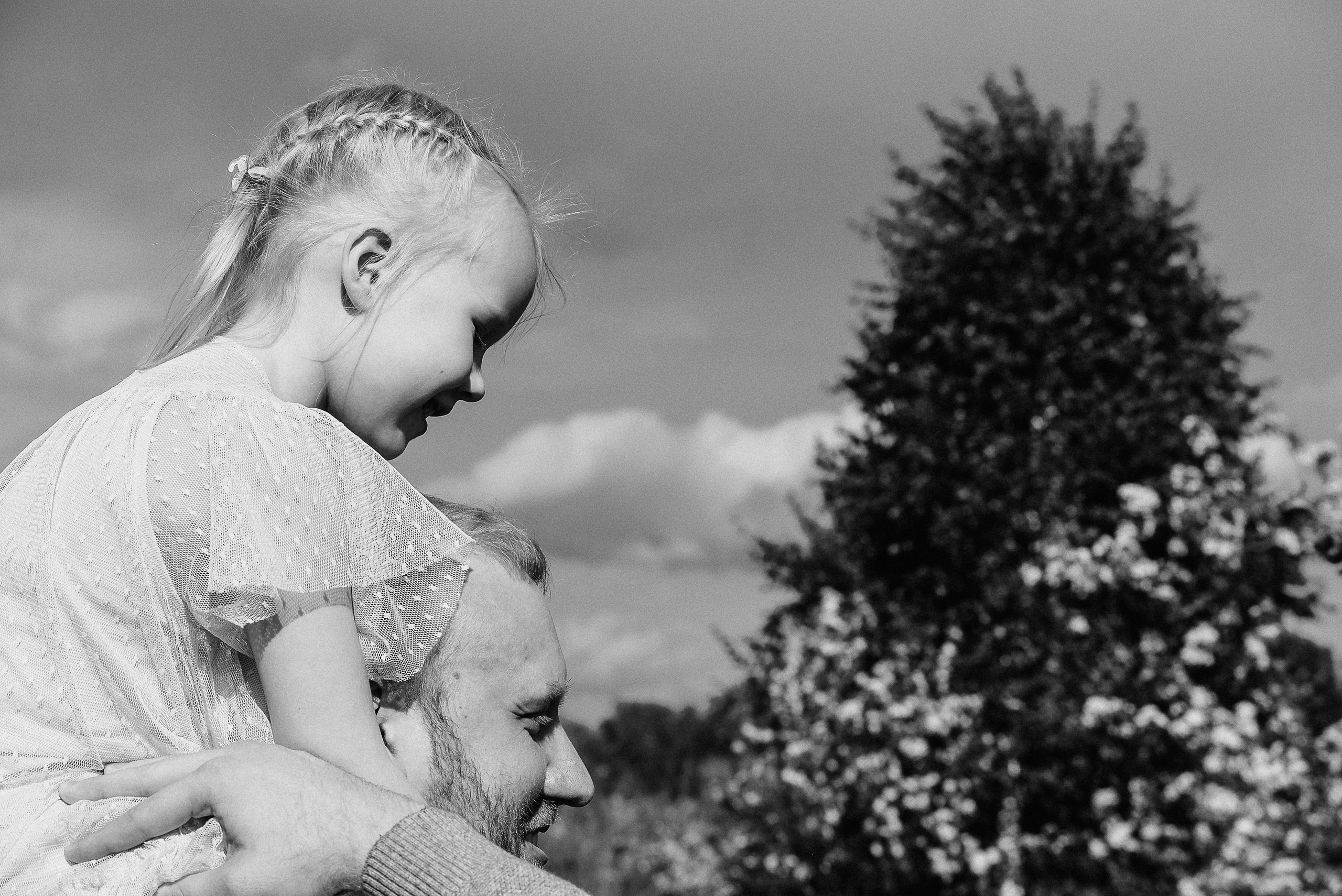 Прогулочная фотосессия для папы и дочки. Фотограф Анна Герман. Красноярск