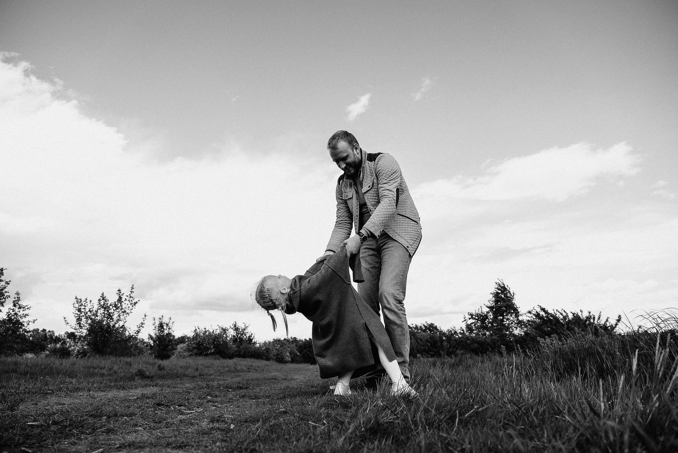 Прогулочная фотосессия для папы и дочки. Фотограф Анна Герман. Красноярск