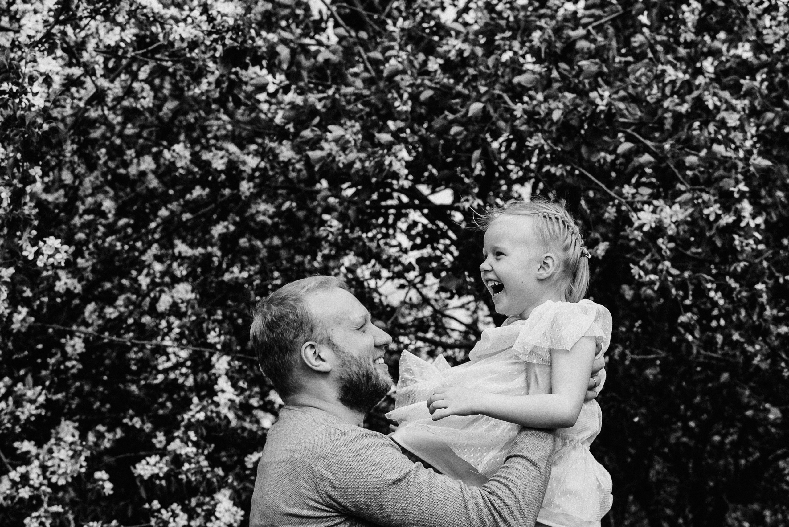 Прогулочная фотосессия для папы и дочки. Фотограф Анна Герман. Красноярск