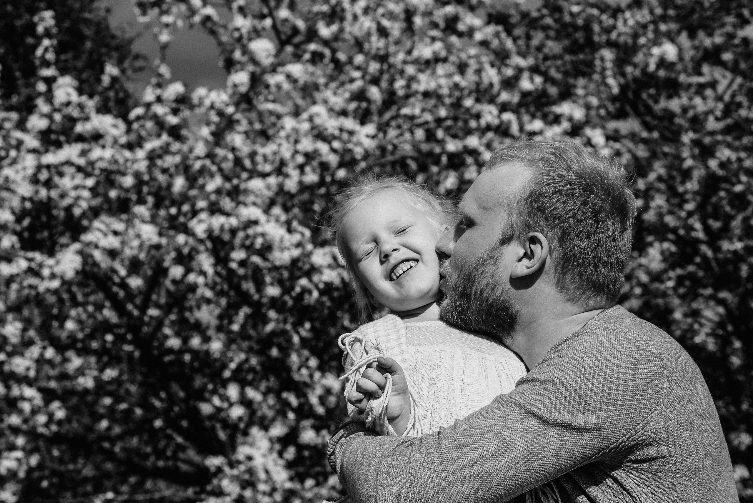 Прогулочная фотосессия для папы и дочки. Фотограф Анна Герман. Красноярск