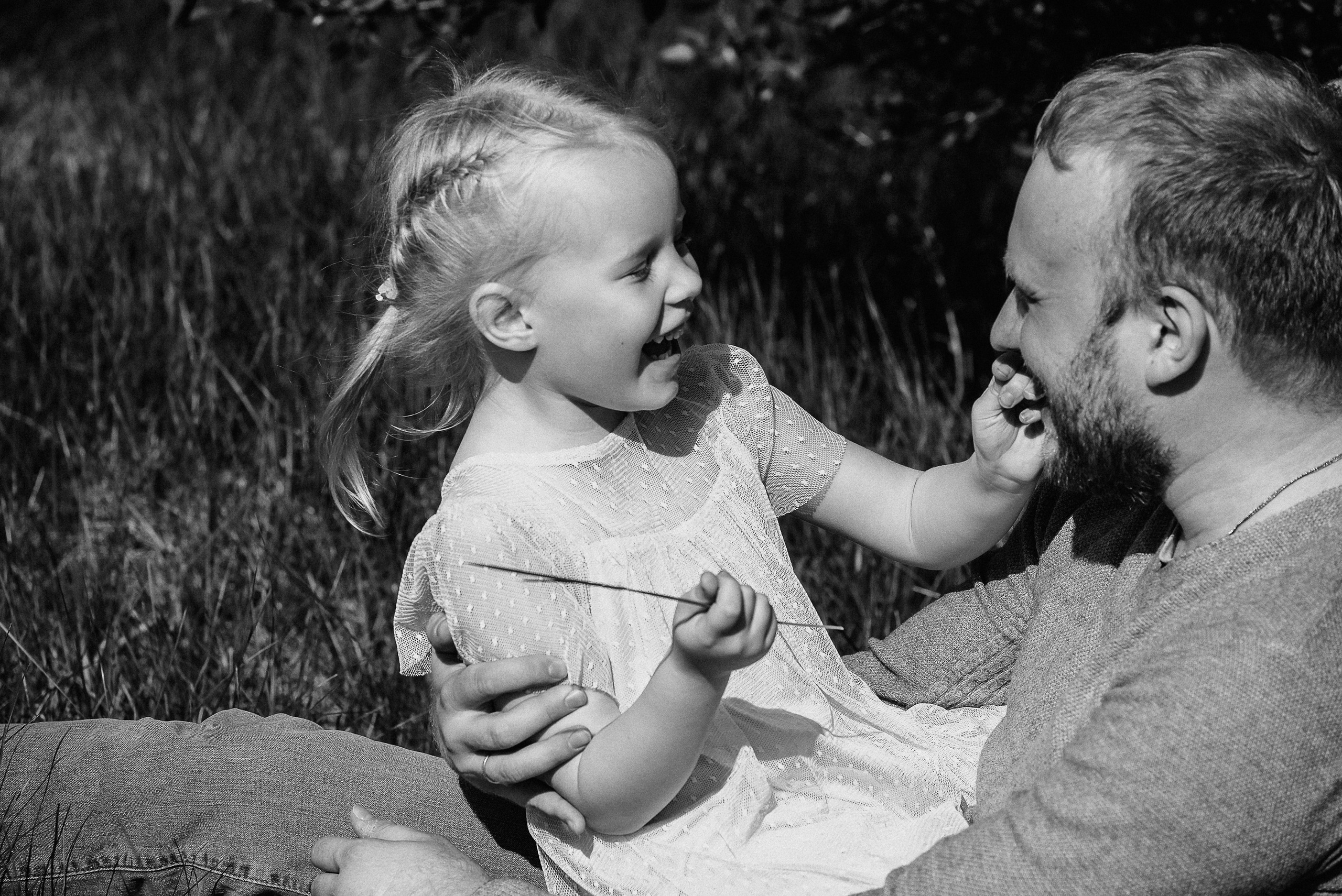 Прогулочная фотосессия для папы и дочки. Фотограф Анна Герман. Красноярск