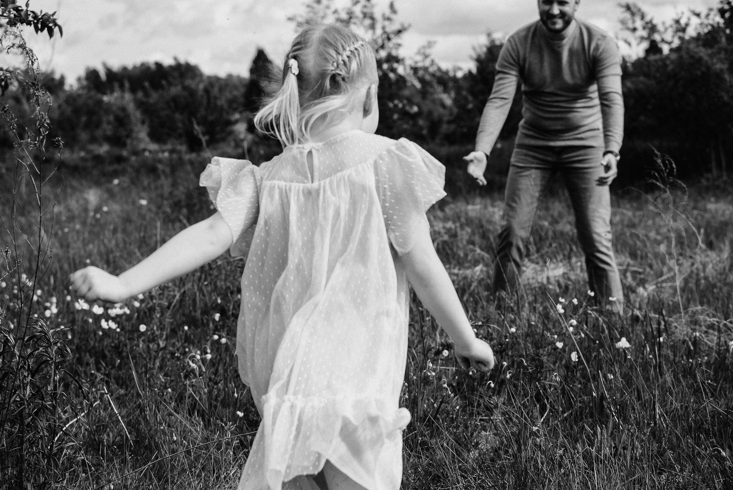 Прогулочная фотосессия для папы и дочки. Фотограф Анна Герман. Красноярск