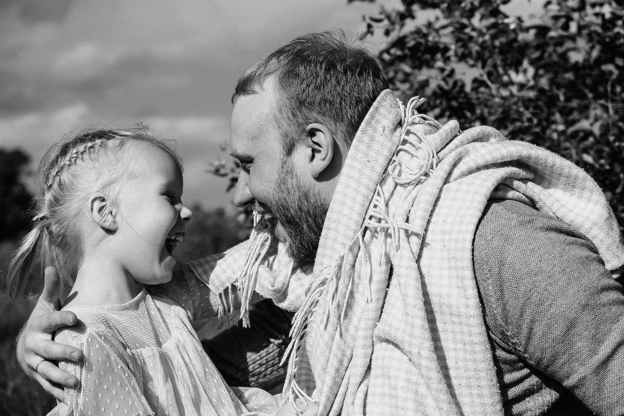 Прогулочная фотосессия для папы и дочки. Фотограф Анна Герман. Красноярск