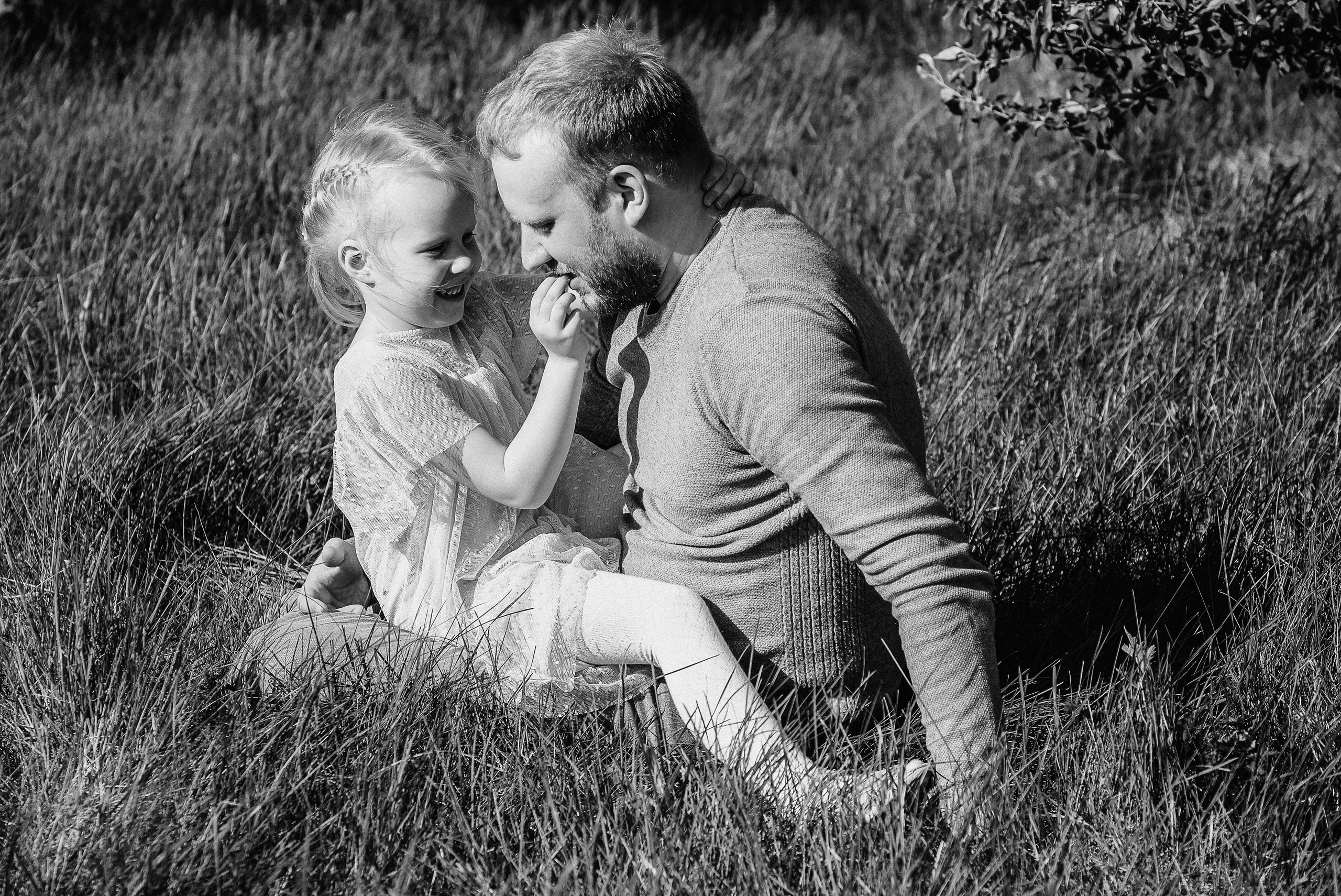 Прогулочная фотосессия для папы и дочки. Фотограф Анна Герман. Красноярск