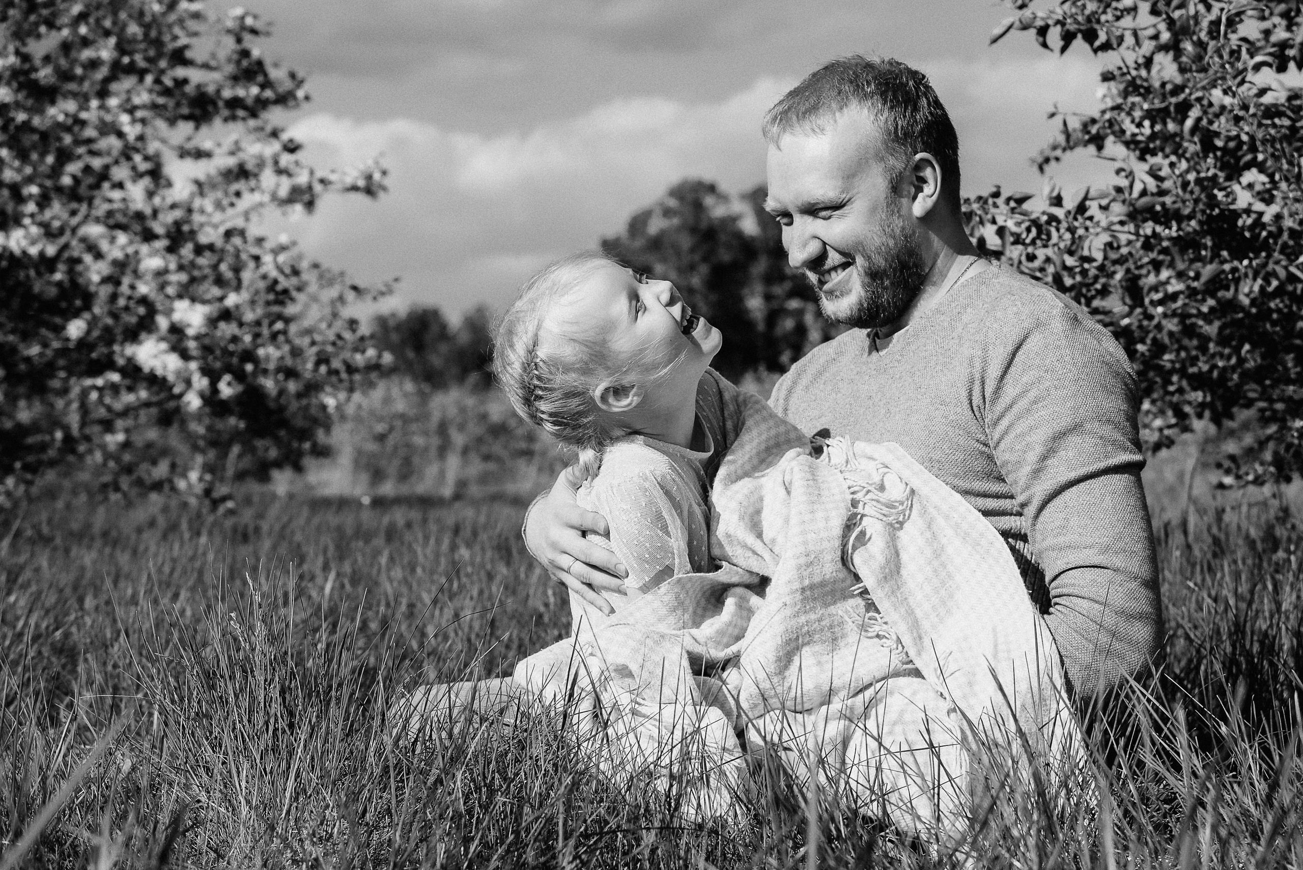 Прогулочная фотосессия для папы и дочки. Фотограф Анна Герман. Красноярск