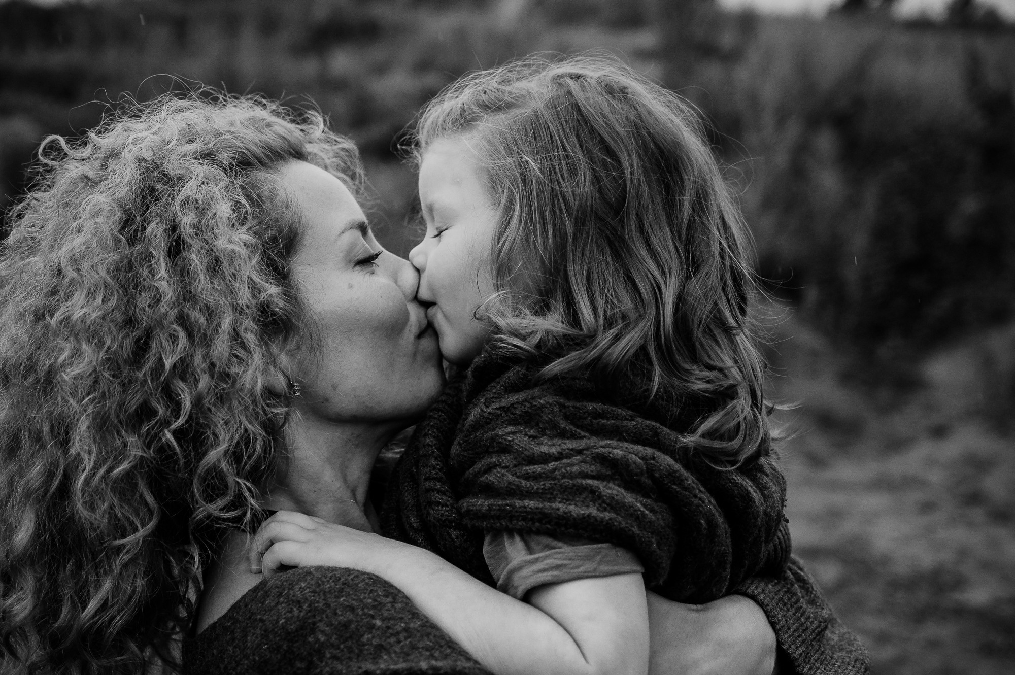 Прогулочная фотосессия для мамы и дочки. Фотограф Анна Герман. Красноярск