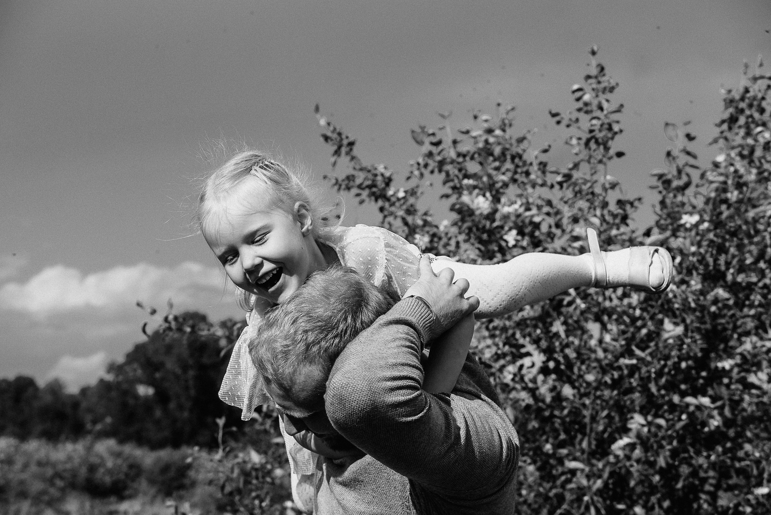 Прогулочная фотосессия для папы и дочки. Фотограф Анна Герман. Красноярск