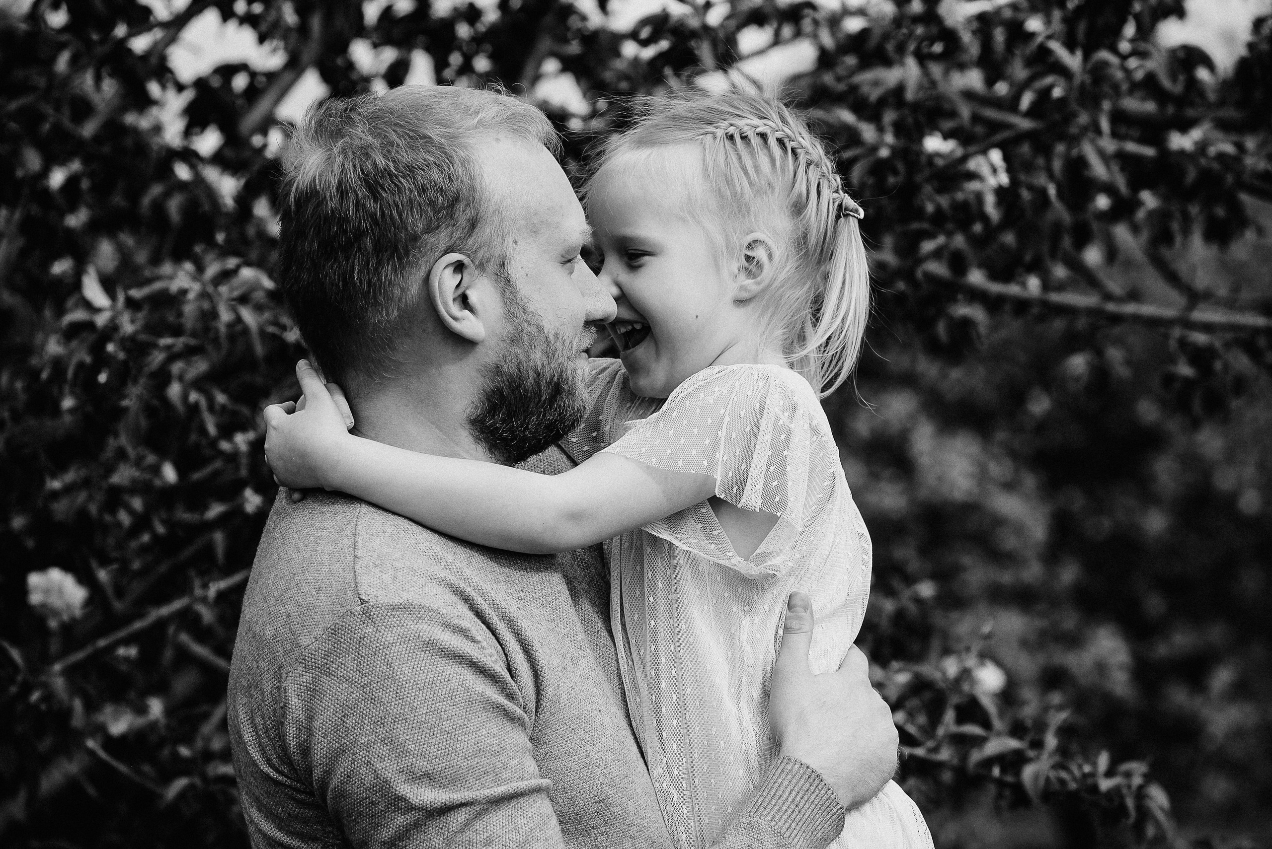 Прогулочная фотосессия для папы и дочки. Фотограф Анна Герман. Красноярск