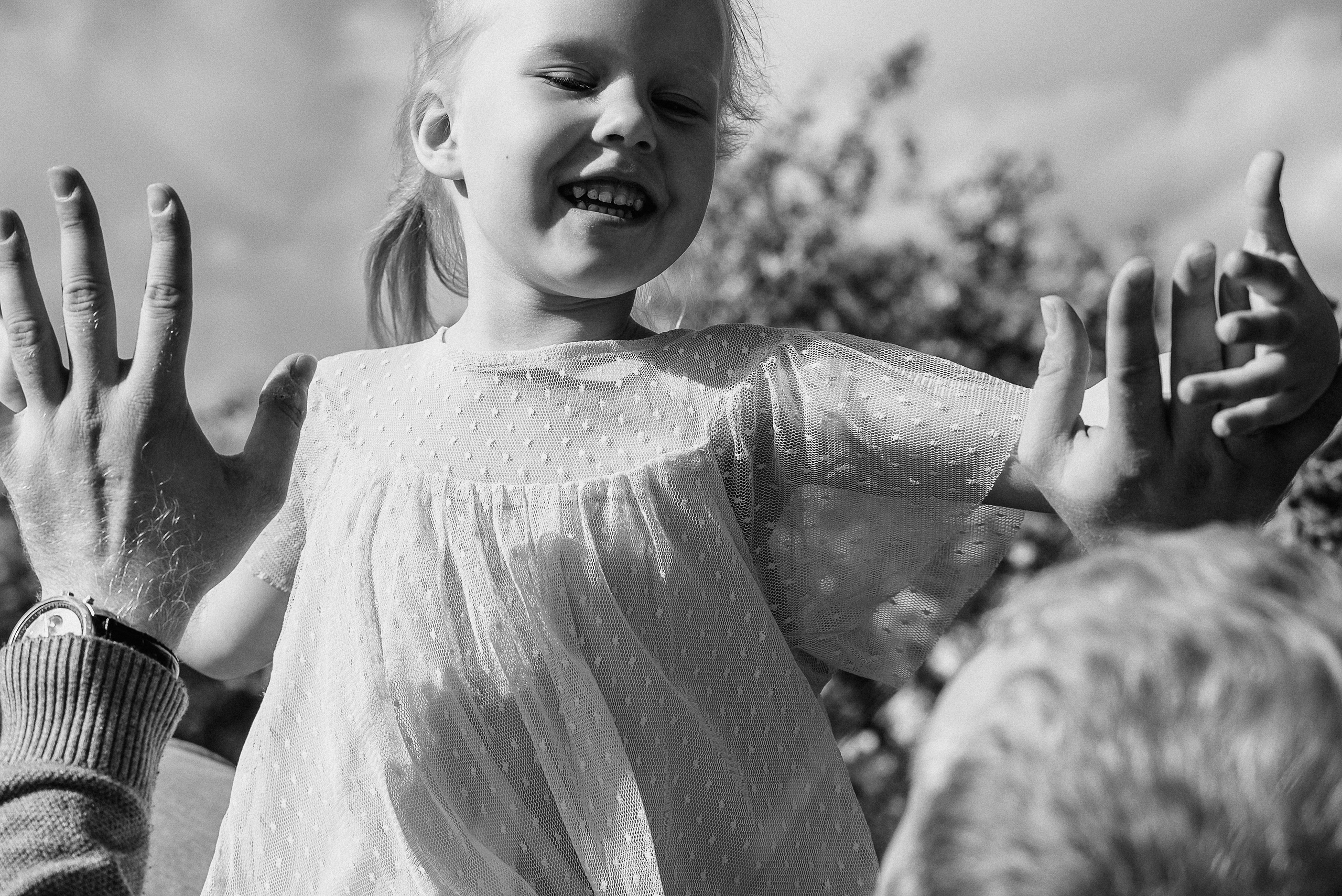 Прогулочная фотосессия для папы и дочки. Фотограф Анна Герман. Красноярск