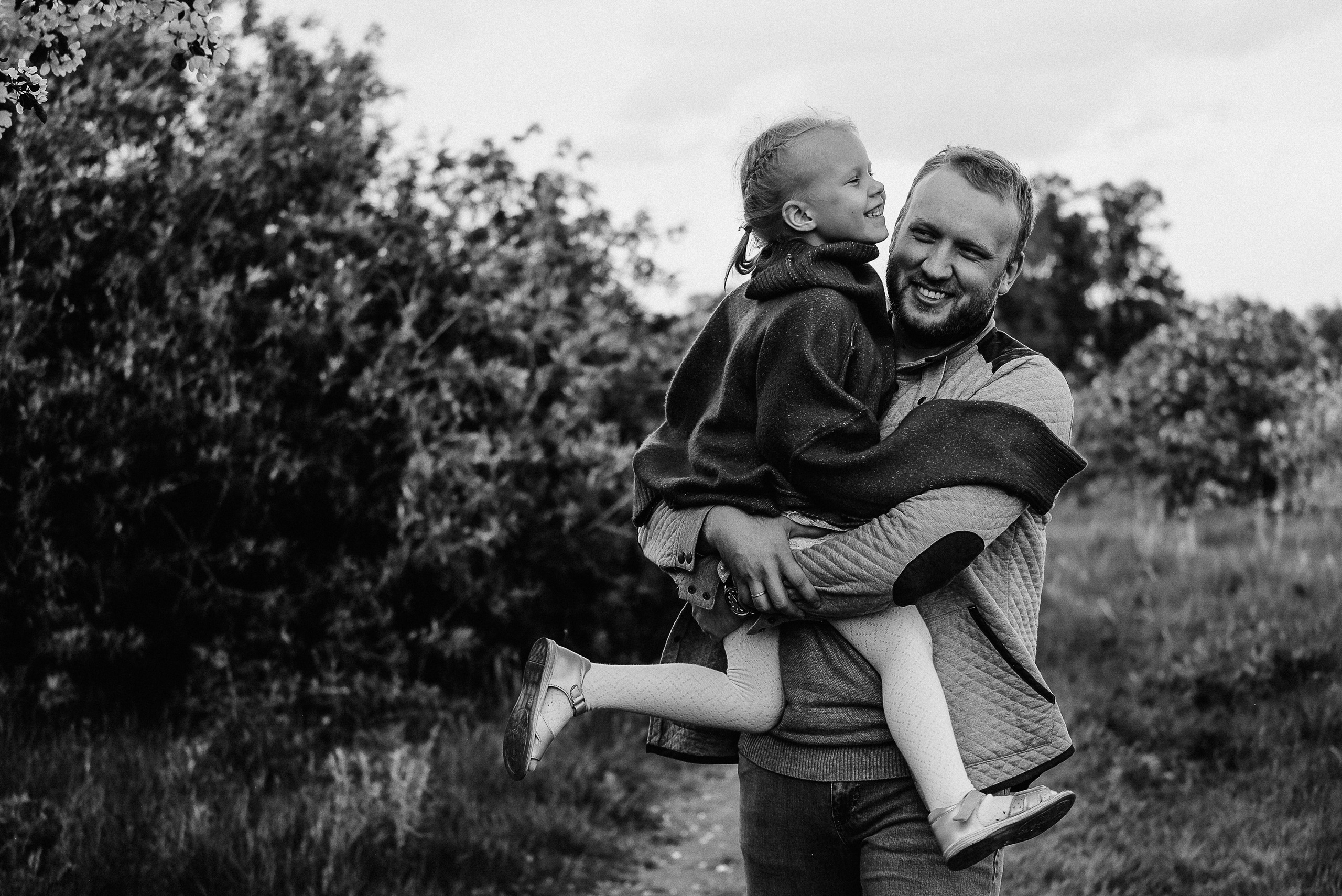 Прогулочная фотосессия для папы и дочки. Фотограф Анна Герман. Красноярск