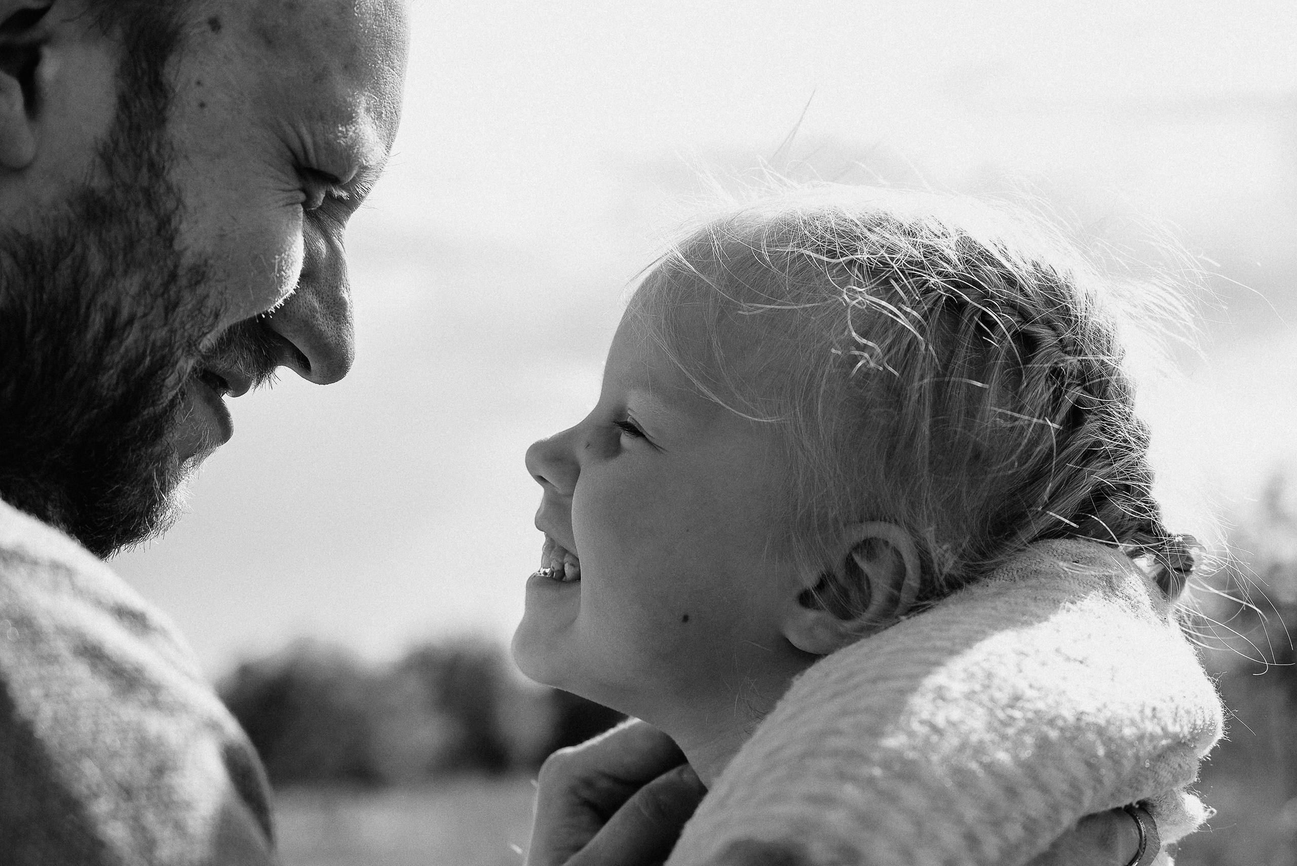 Прогулочная фотосессия для папы и дочки. Фотограф Анна Герман. Красноярск