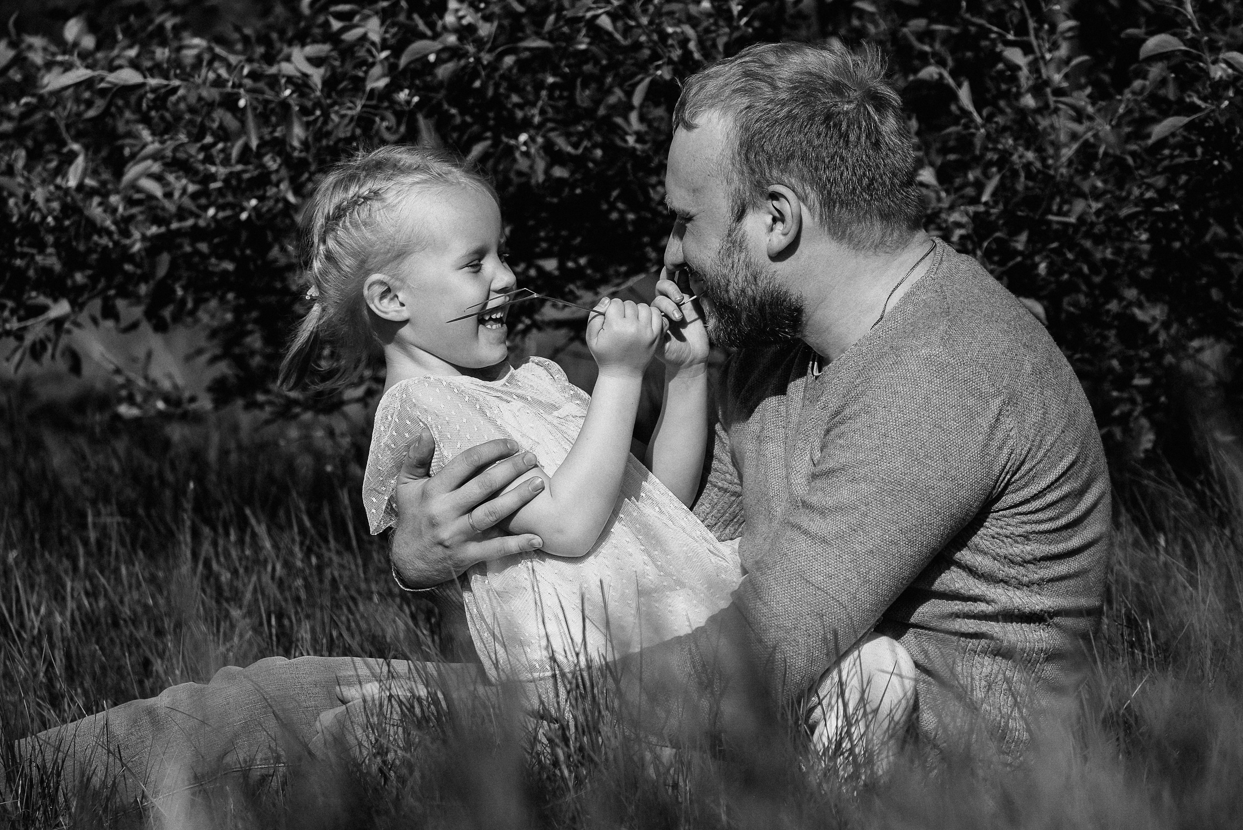 Прогулочная фотосессия для папы и дочки. Фотограф Анна Герман. Красноярск