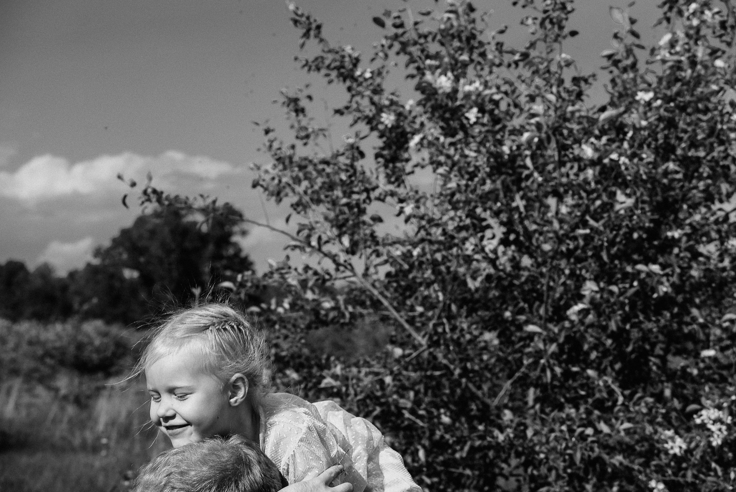 Прогулочная фотосессия для папы и дочки. Фотограф Анна Герман. Красноярск