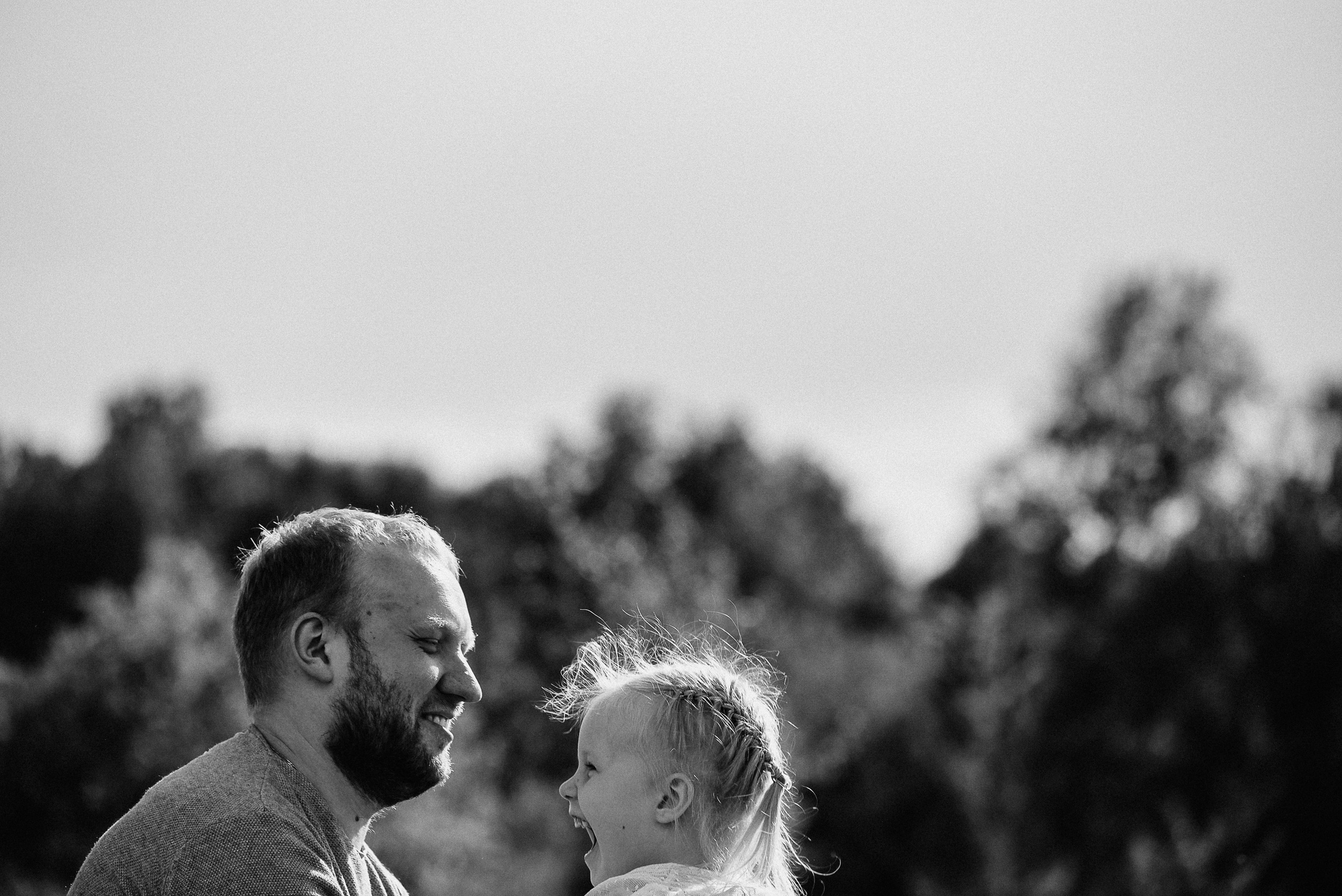 Прогулочная фотосессия для папы и дочки. Фотограф Анна Герман. Красноярск