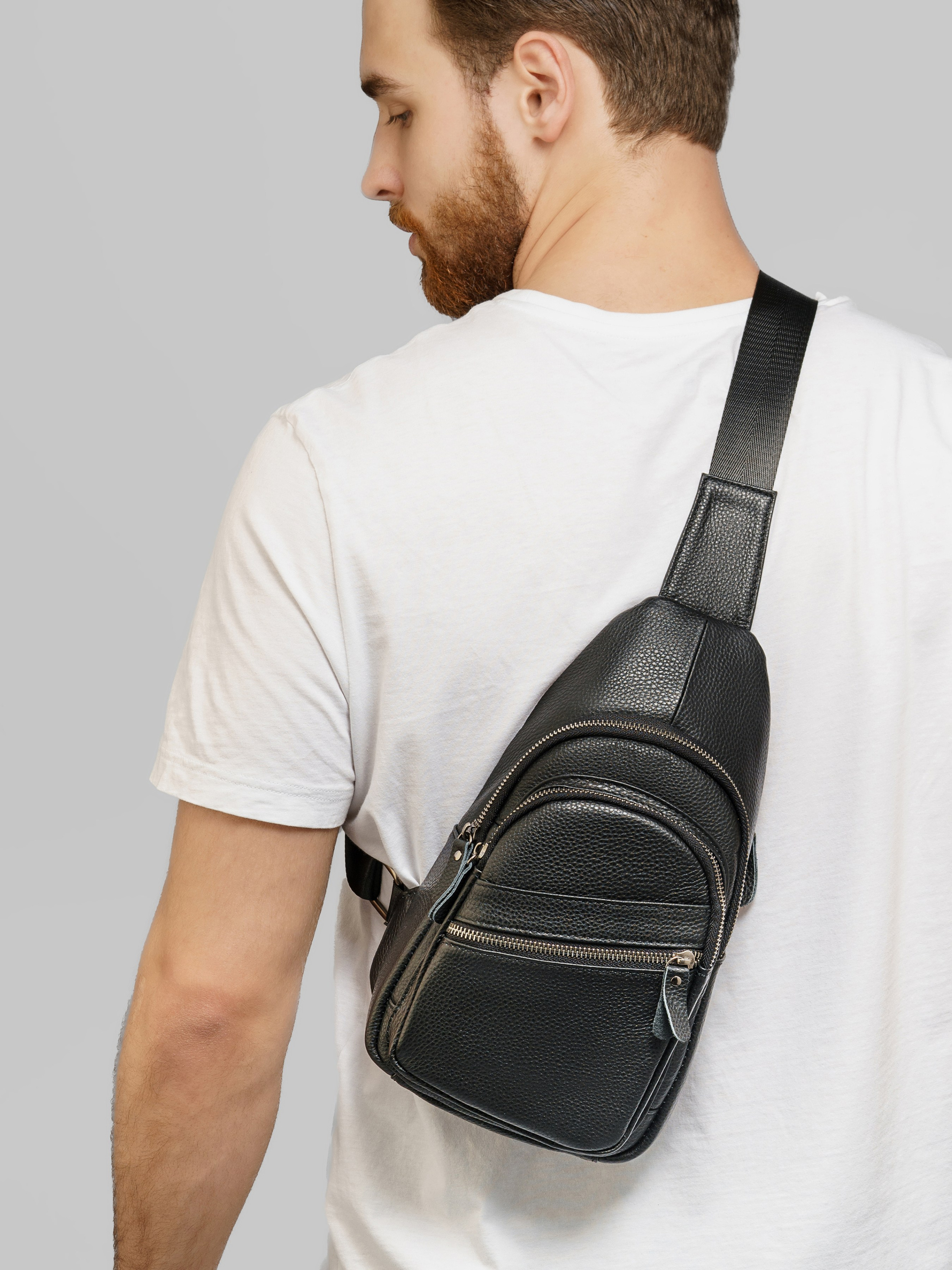 Сумки-бананки, модель Кирилл. KED Production — продакшн из СПб. Создаём фото, видео и контент, который помогает брендам и селлерам продавать больше