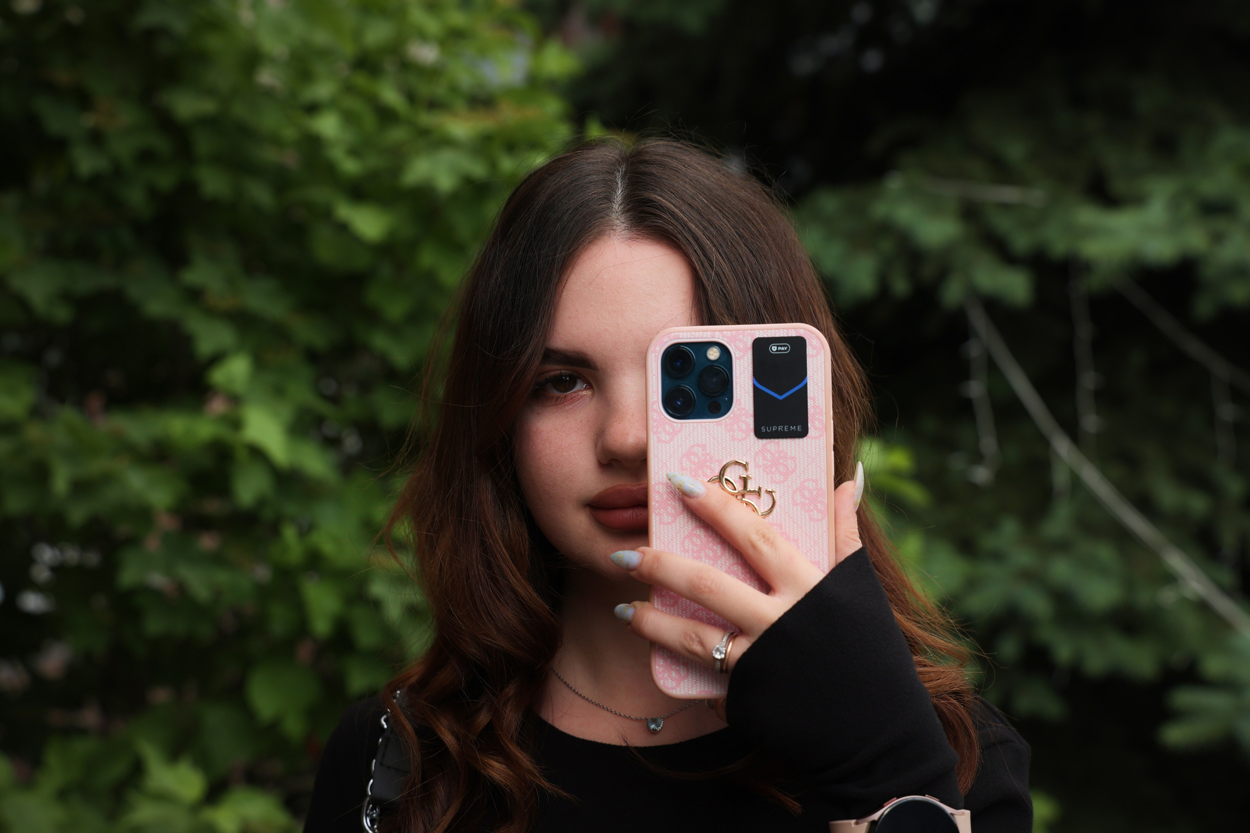 подружка невесты с смартфоном