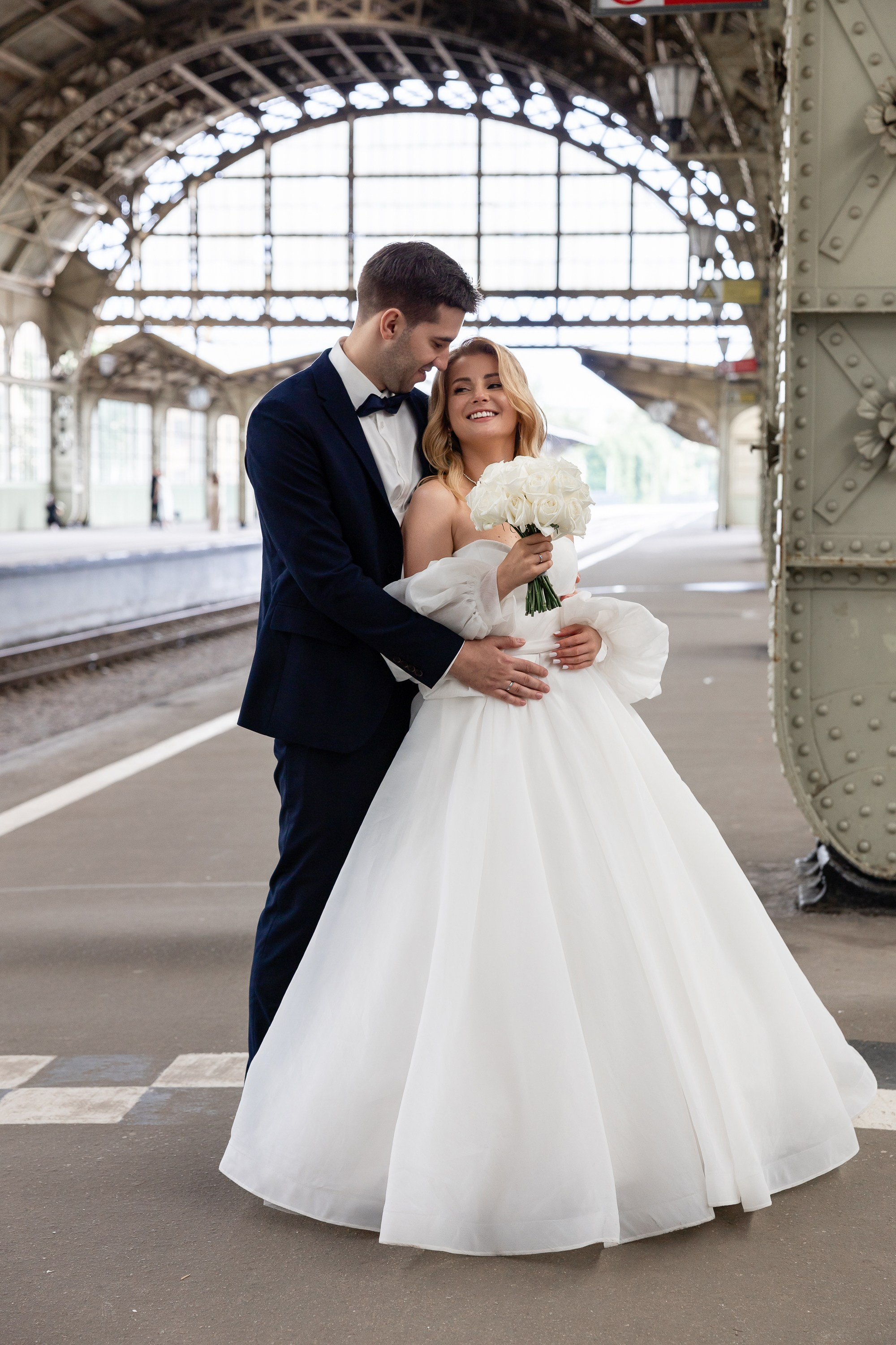 Молодые нежно обнимаются на перроне Витебского вокзала