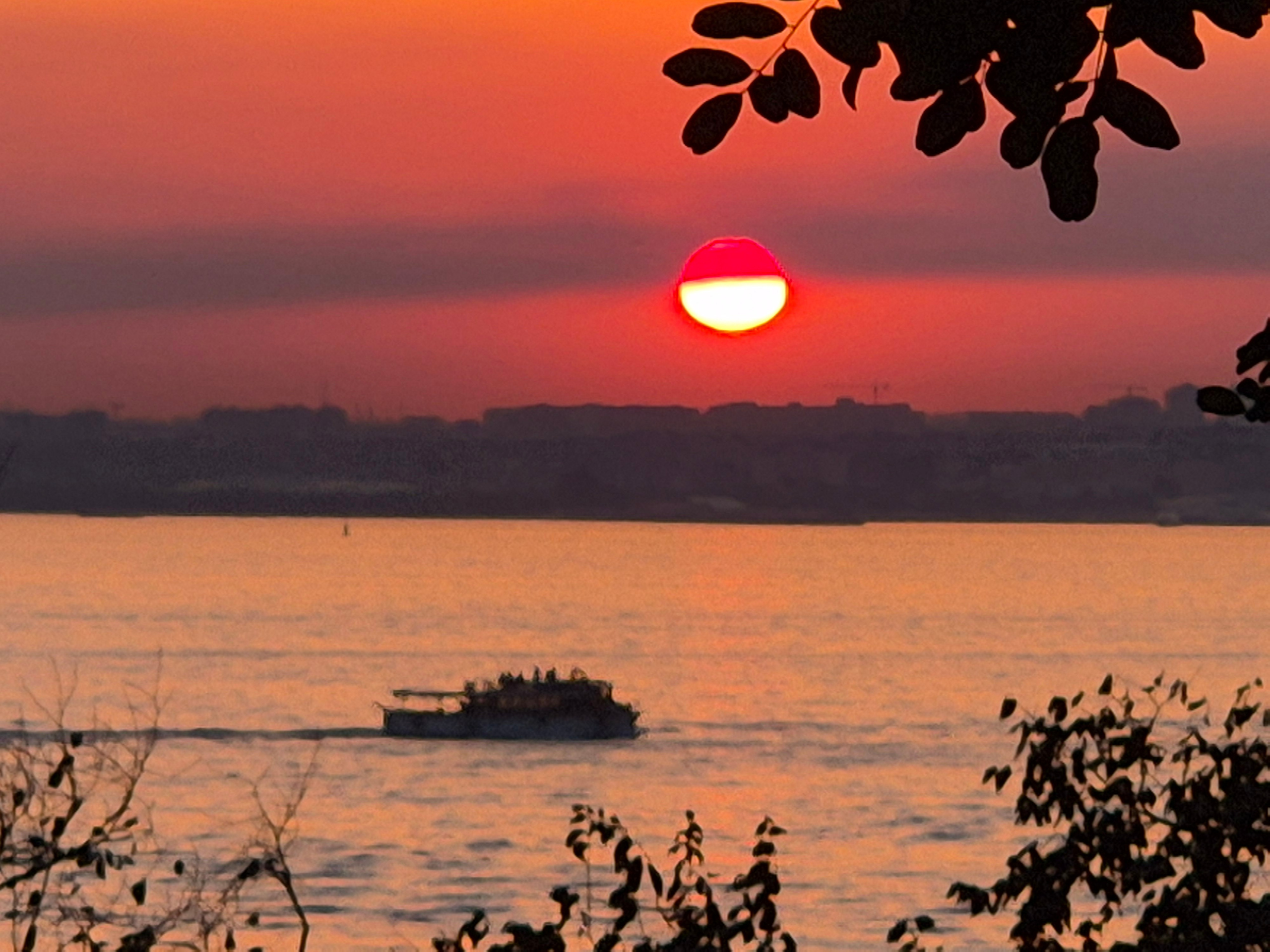 Закат над морем. Гуляем в сторону порта