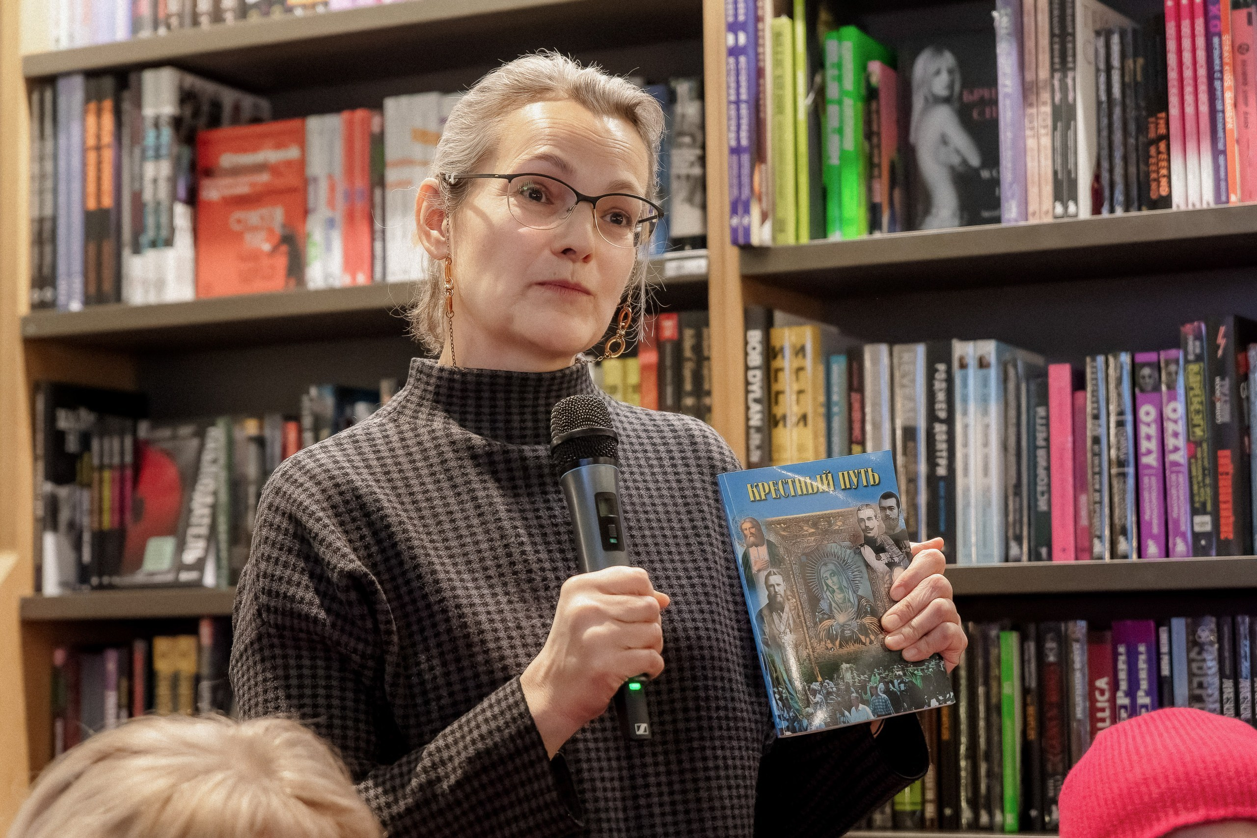 Фоторепортаж с презентации книги «ПоэZия русской зимы» в Доме книги. Репортажный фотограф Москва Сергей Мирошников