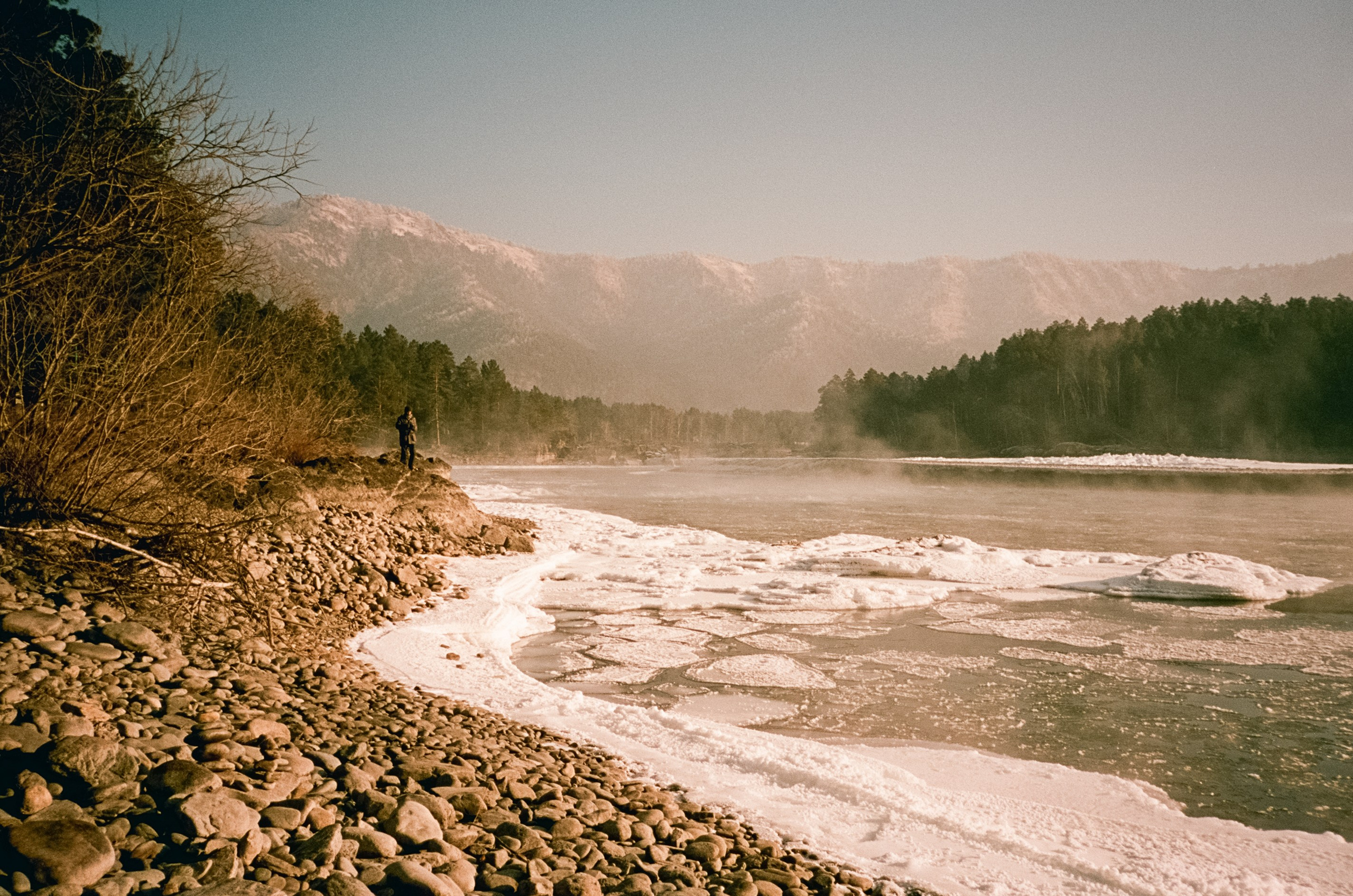 База Берель: лес, скалы, пляж, снег и лед, солнце и пар на Катуни. Фотограф-документалист Мария Осокина