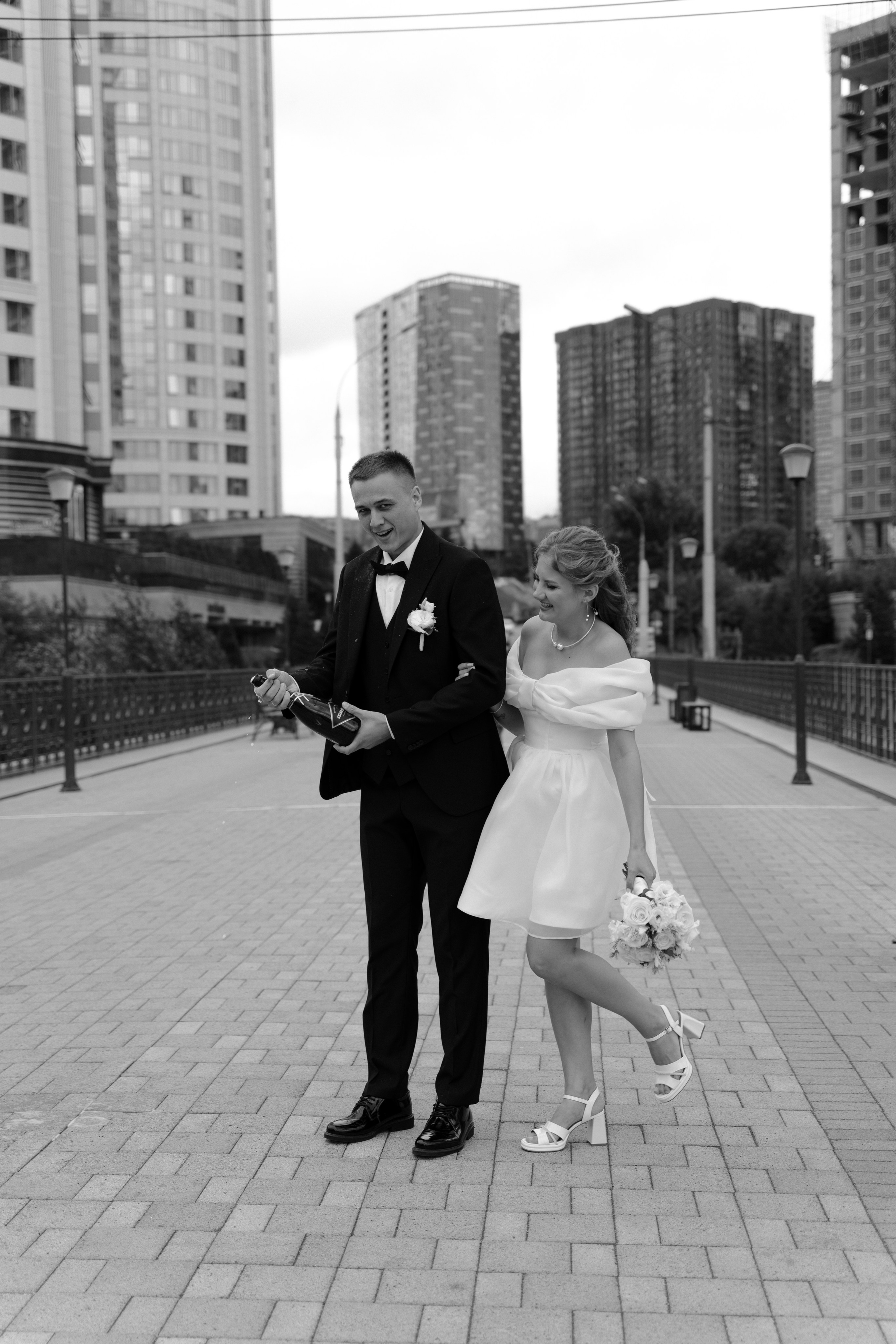 Жених и невеста открывают шампанское