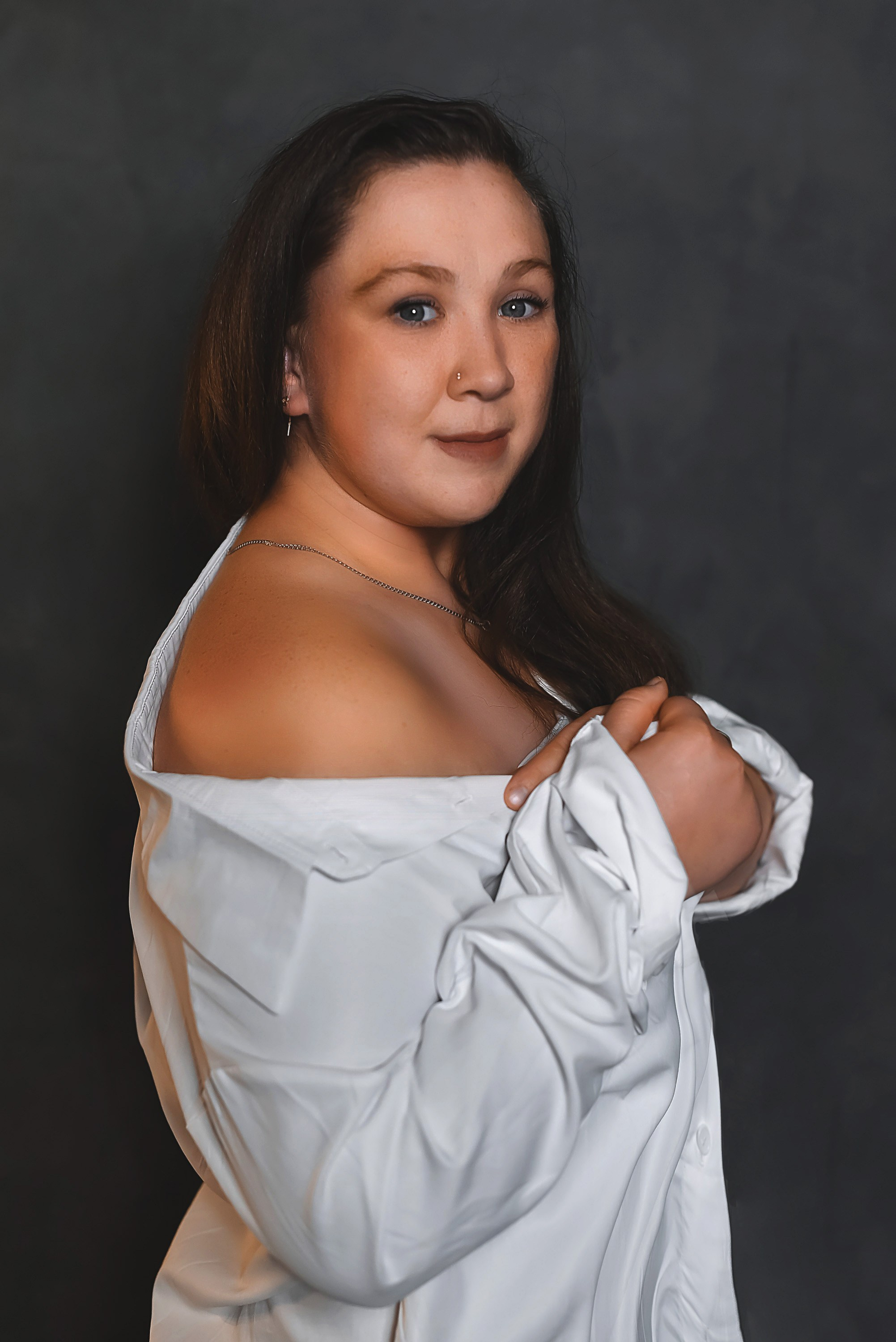 Ольга съемка на сером фоне. Фотограф Тула творческие фотосессии недорого Ольга Ромашина