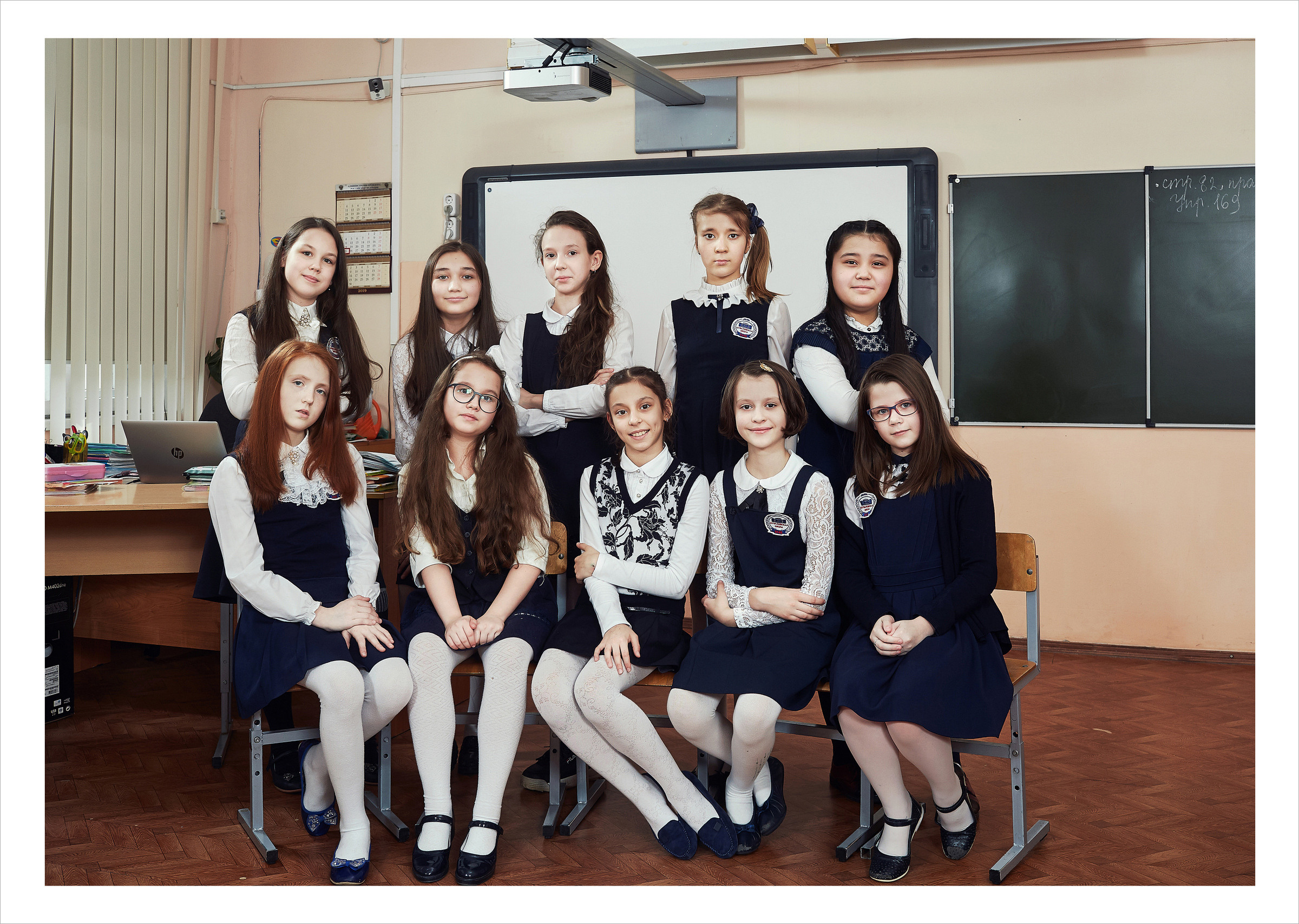 4 класс. Небольшой альбом на черном фоне. Школьный фотограф Сергей Беликов