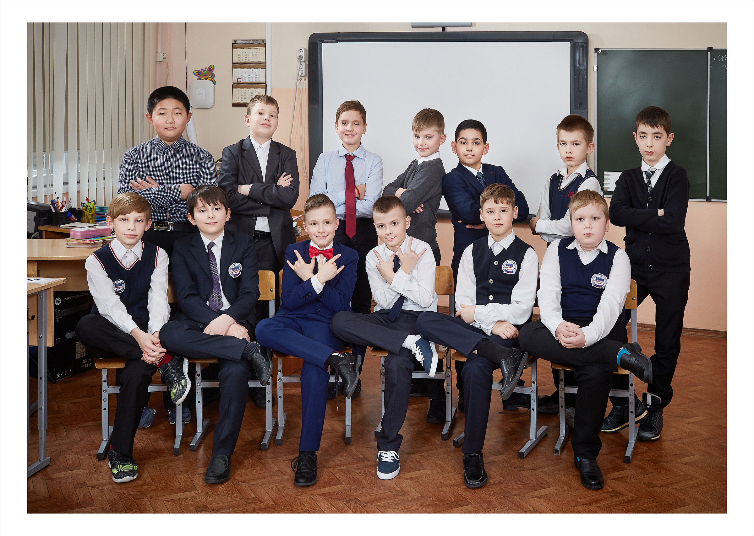 4 класс. Небольшой альбом на черном фоне. Школьный фотограф Сергей Беликов