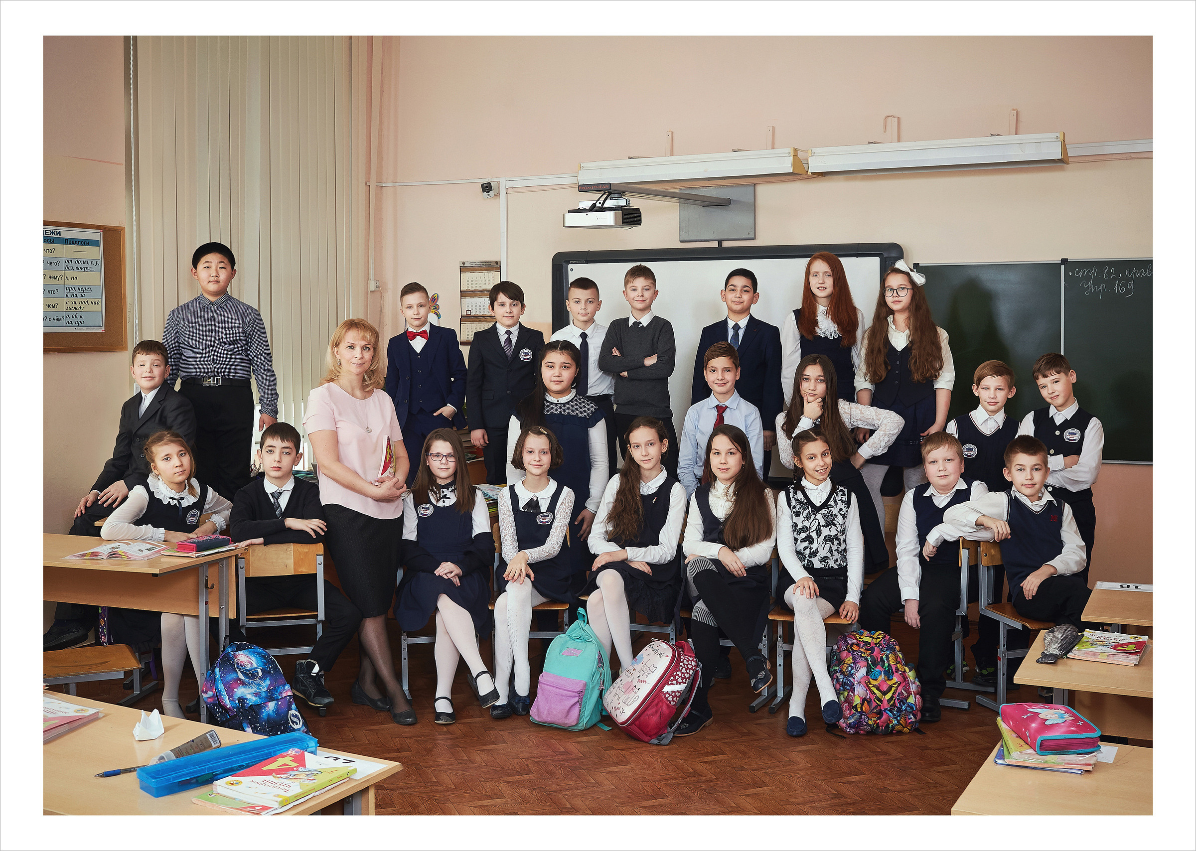 4 класс. Небольшой альбом на черном фоне. Школьный фотограф Сергей Беликов