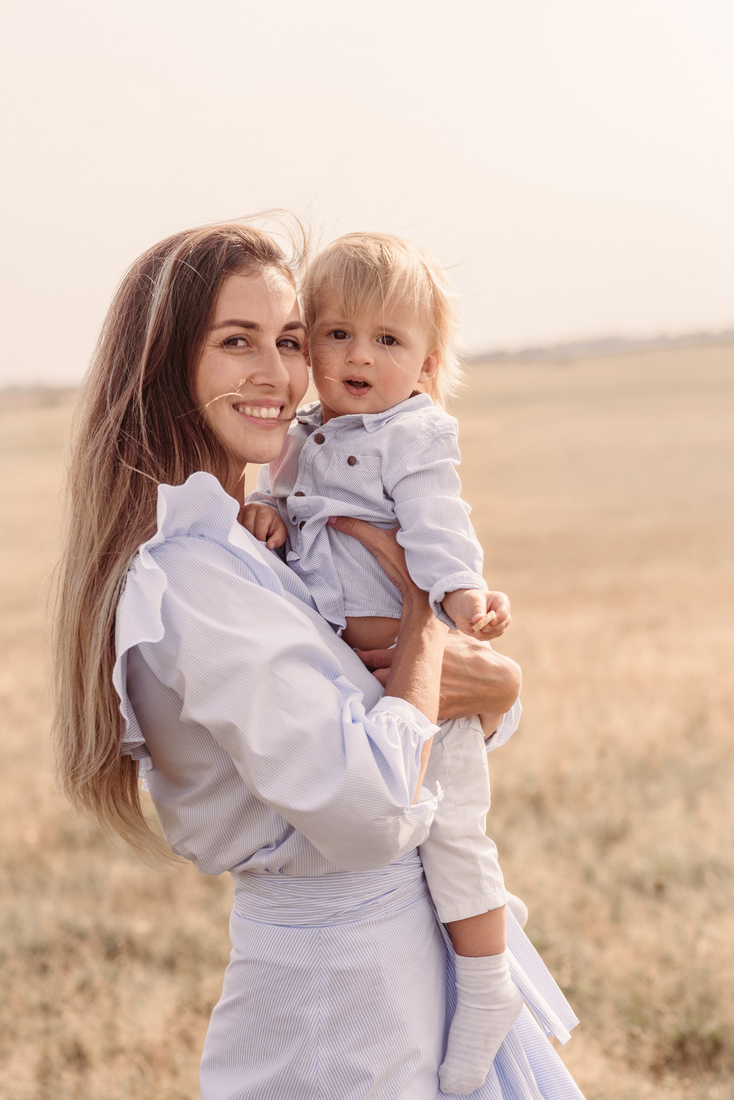Entdecken Sie eine professionelle Familienfotoserie im Freien. Natürliche Posen, warme Farben und authentische Momente für moderne Familienfotografie.