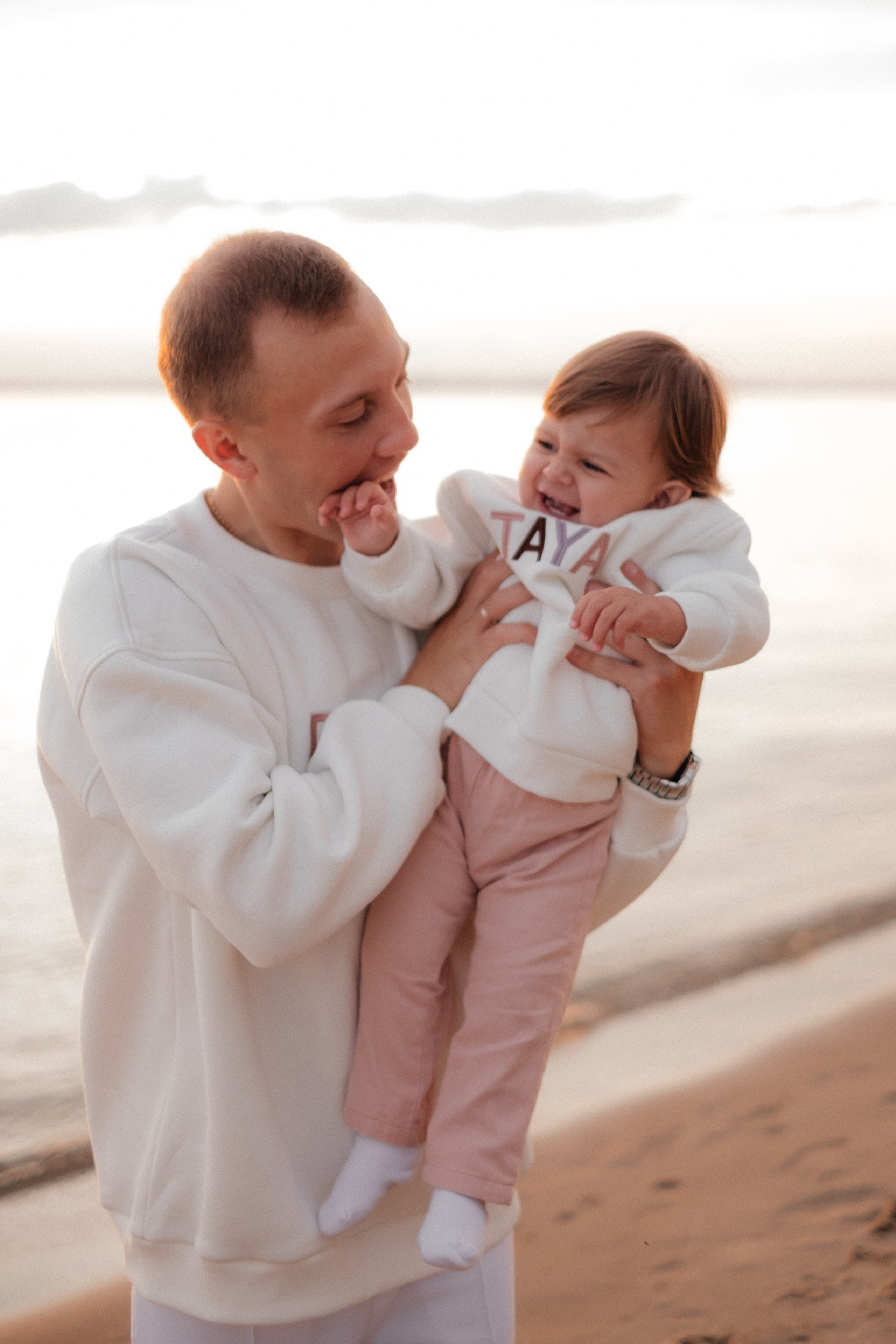 Алина, Ярослав и Тая на берегу. Фотограф в Новосибирске Диана Ильиных