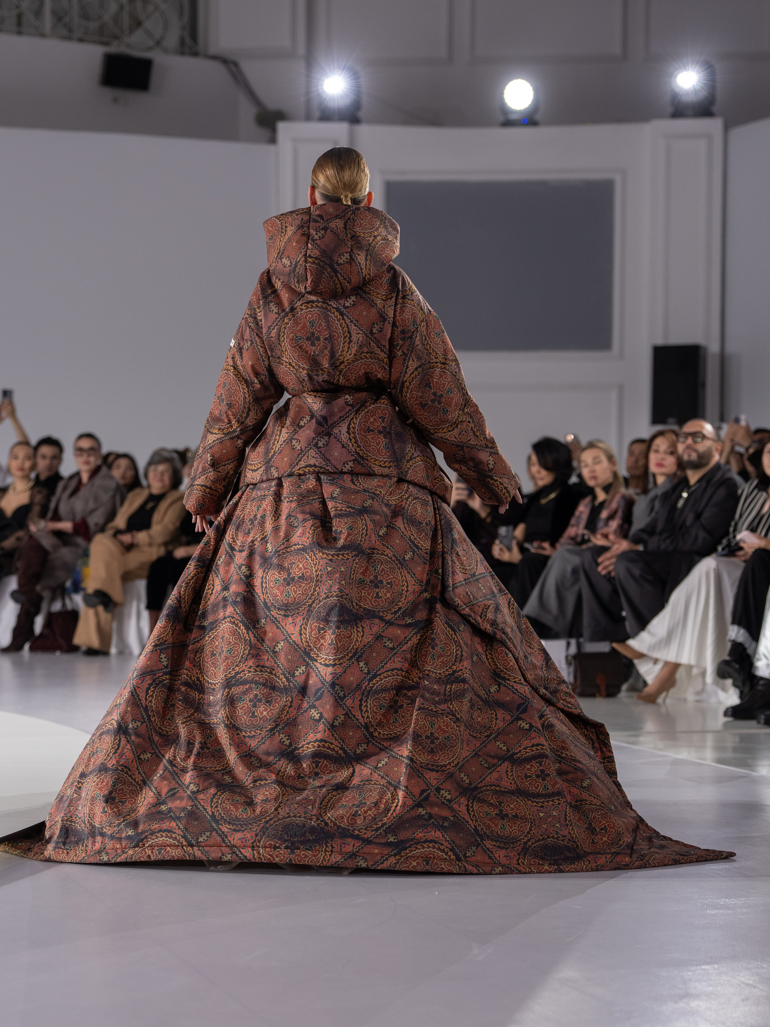 Дизайнер Aida Kaumenova. Сайт Алматинского НЮ АРТ, будуар и фэшн фотографа Дениса Карпенко