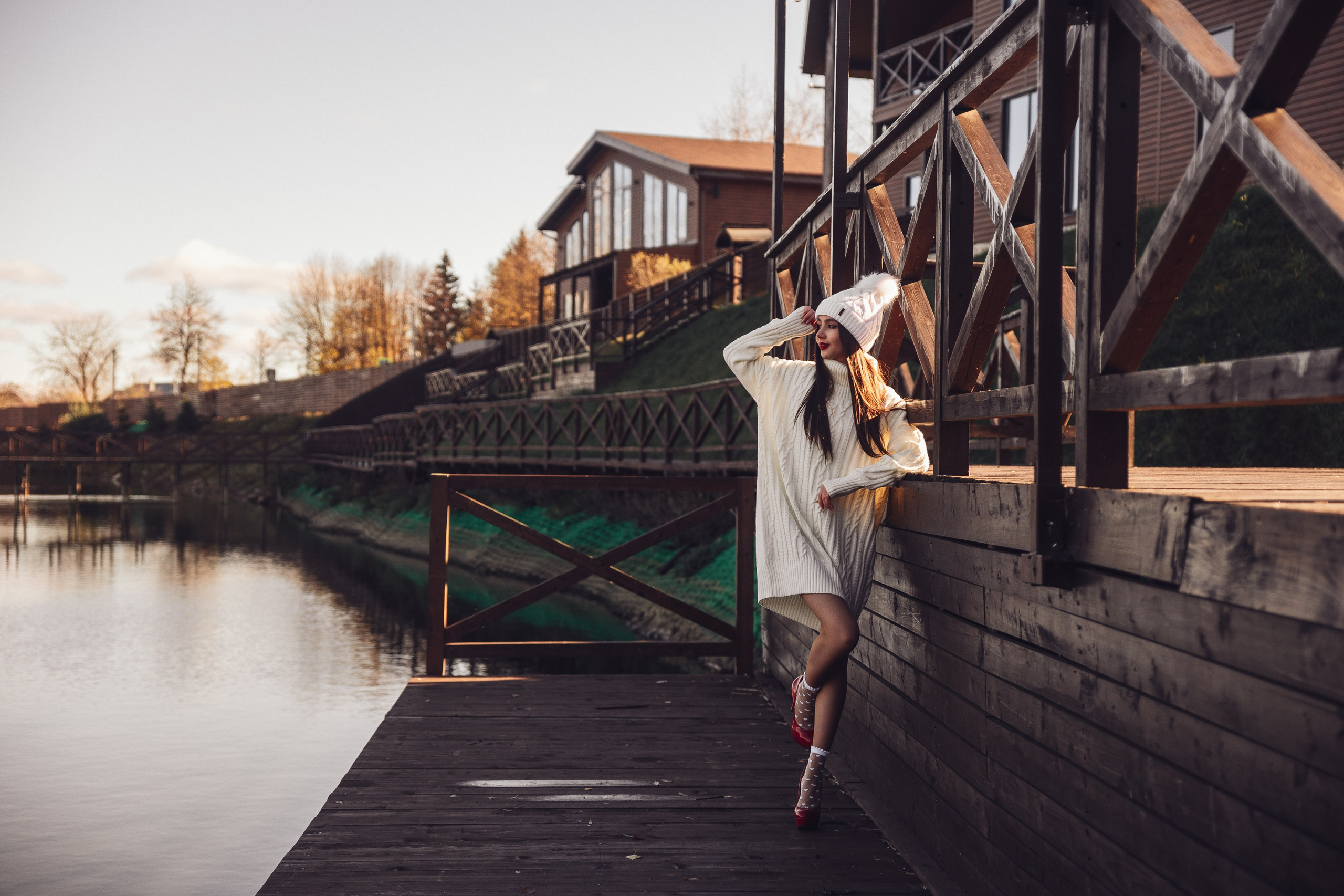 фотосессия на озере в белом свитере и шапке