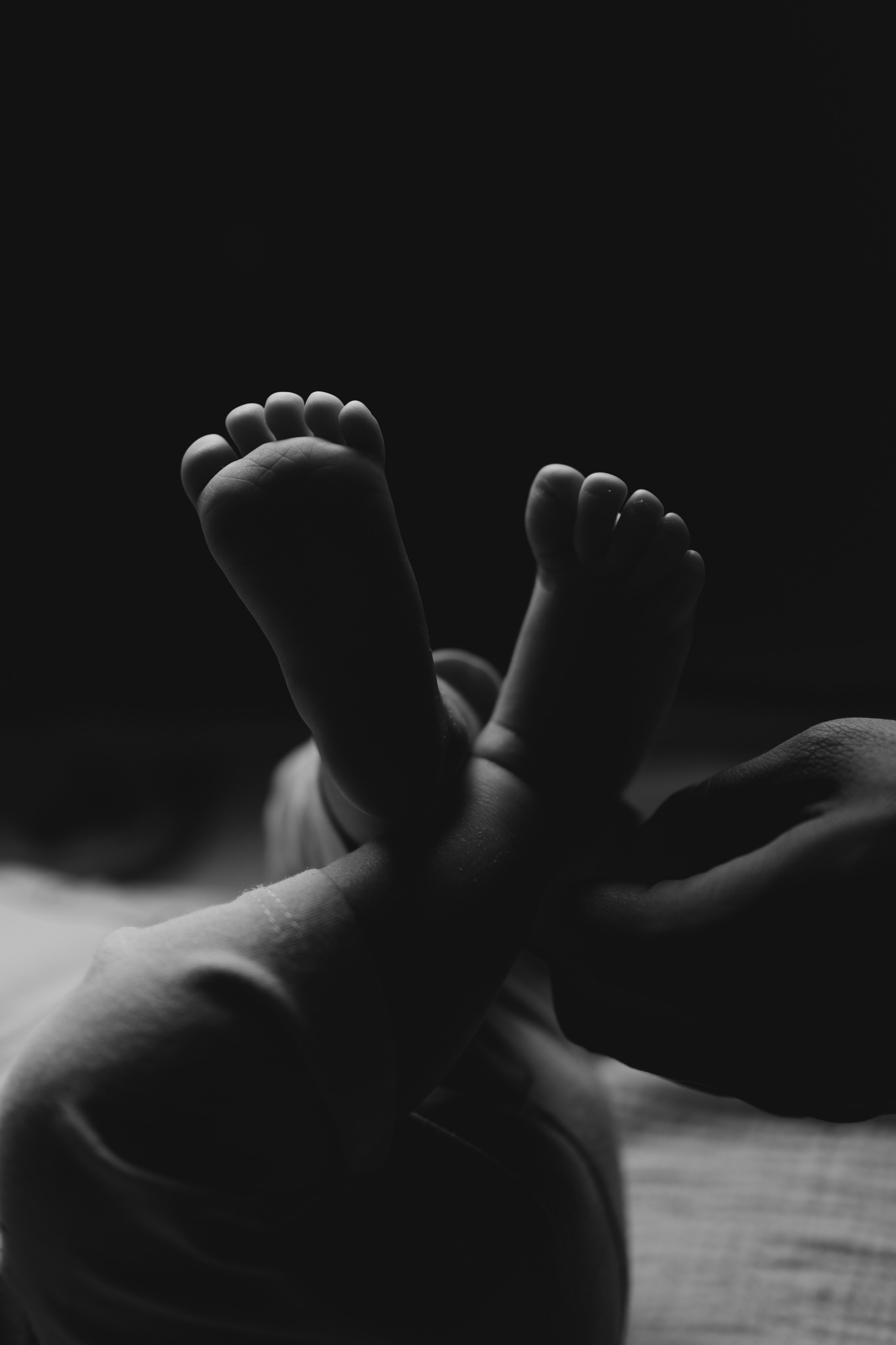 Силуэт детских ножек на темном фоне