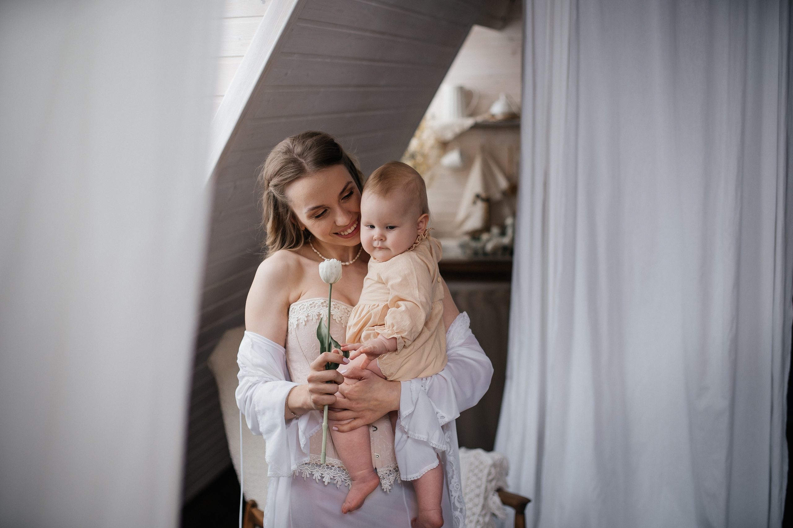 Алиса с мамой Кристиной в нежной семейной фотосессии в Домике Элли г. Пушкино. Семейный и детский фотограф в Сергиев Посаде, Хотьково Якимчук Любовь