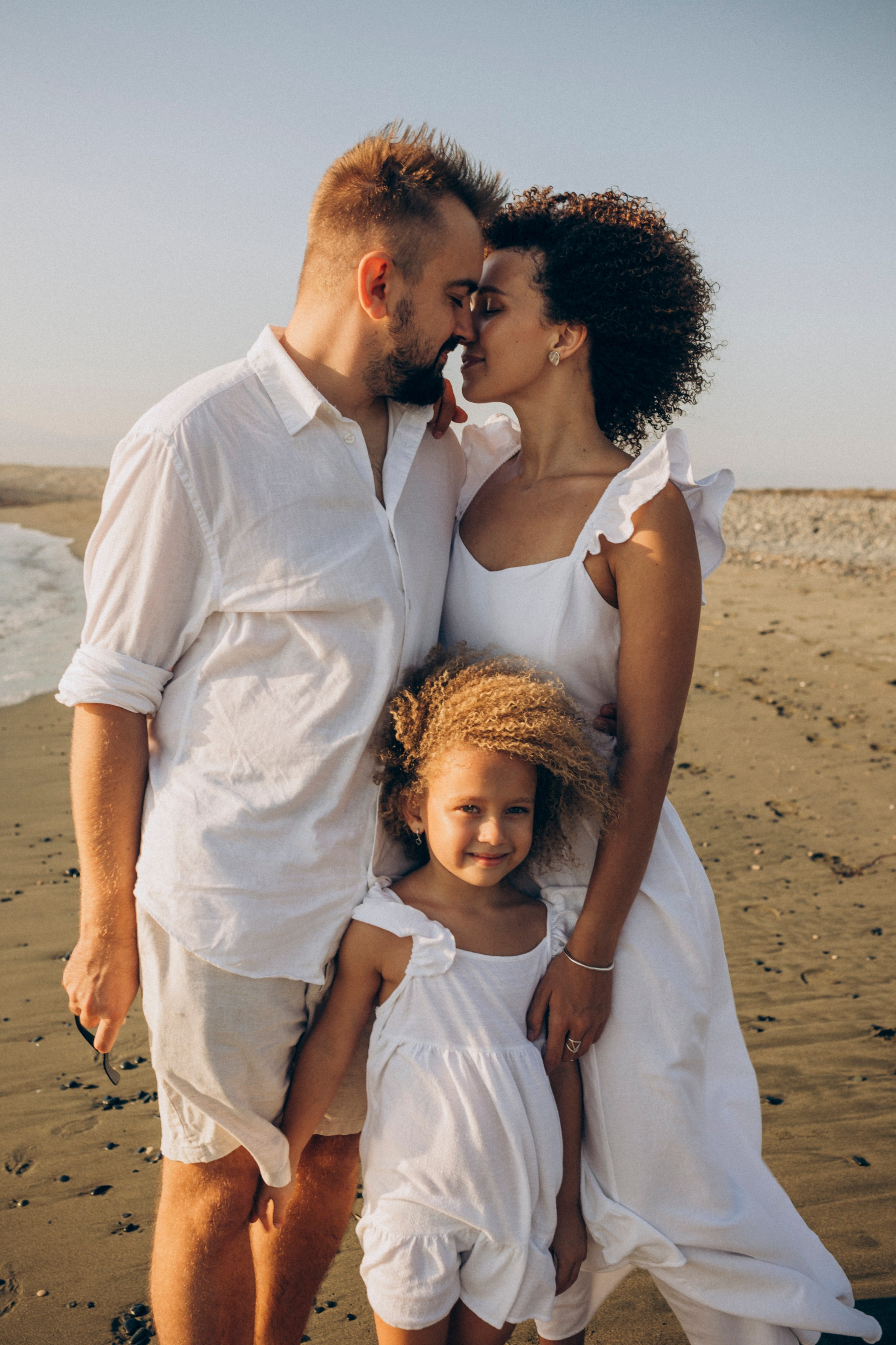 Sandy toes and family smiles. Katerina Nord | Wedding and Couple Photographer in Germany and Europe